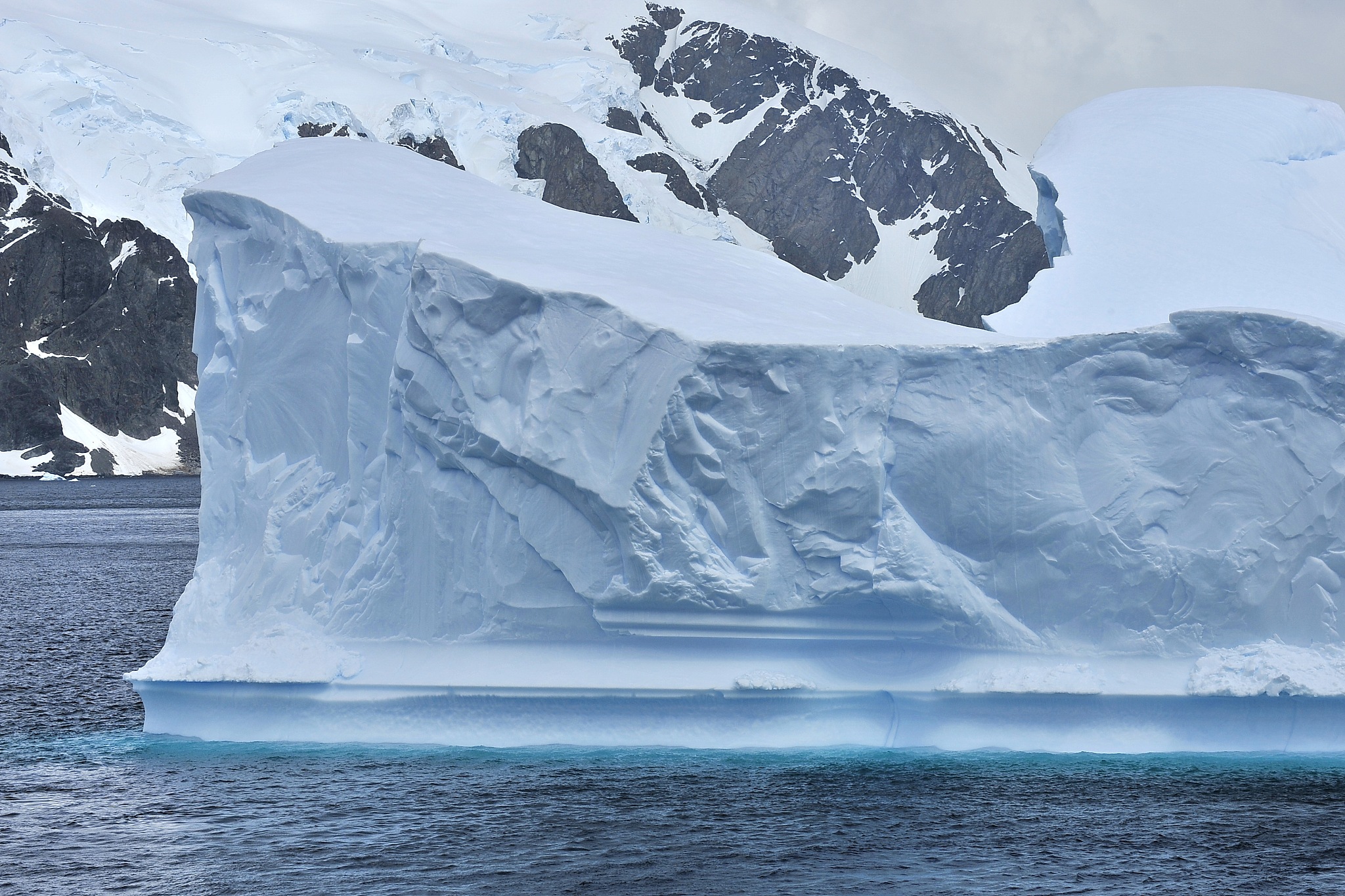 以第一人称写一篇探险的想象作文地点在冰川遇到了缺食雪崩等困难最后脱险的故事人物有我和一位与我一样的游客要写好细节语言动作神态心理等。请模仿海明威《乞力马扎罗的雪》的文风并加入大仲马狄更斯梁实秋沈从文的文风一定要想象丰富合理！
