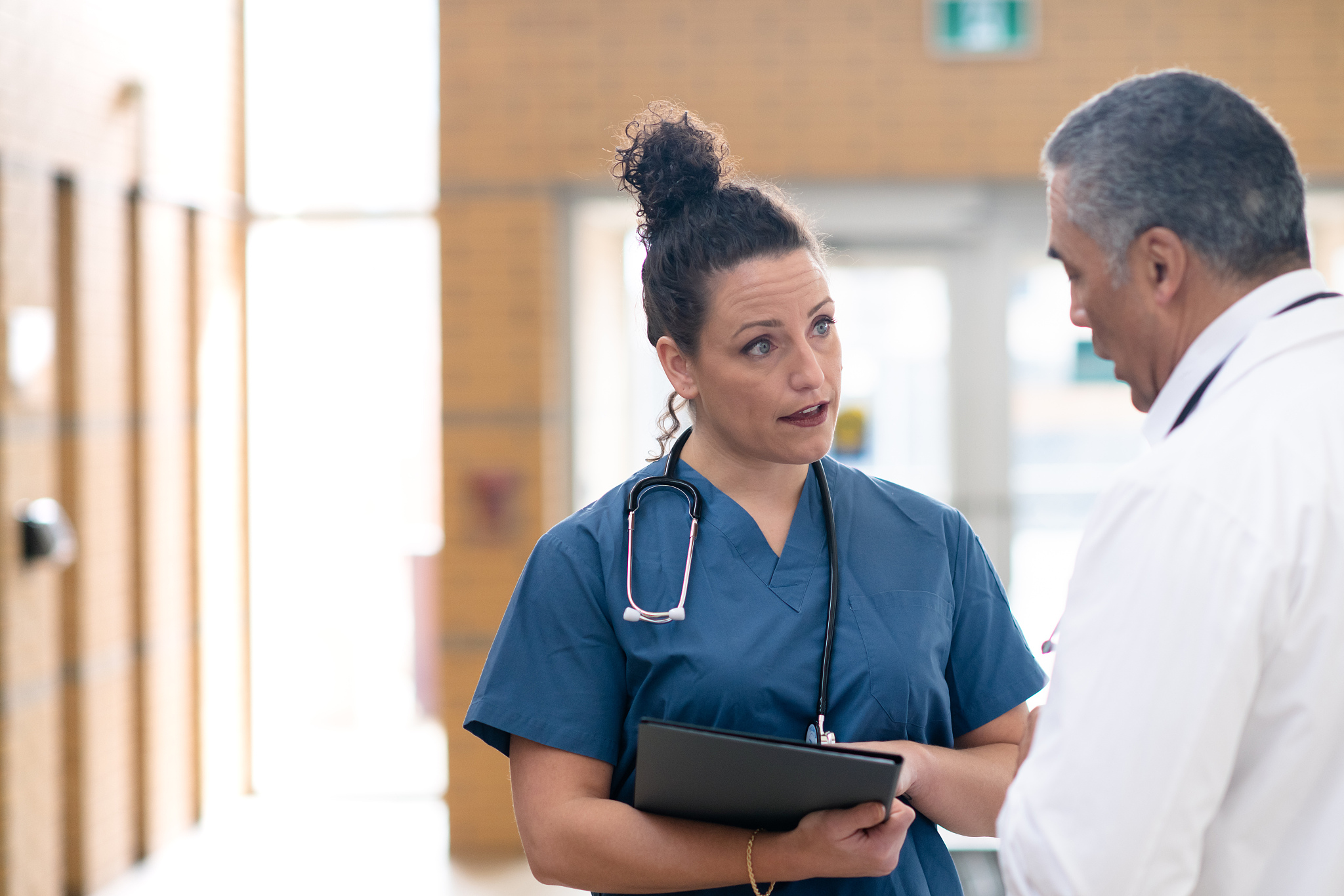 学铁路好还是学护理好 两种专业的前景如何