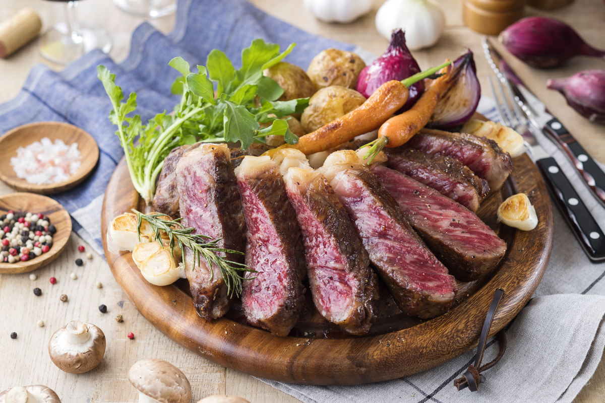 詹姆斯两年后终于吃牛排了？红肉到底能不能吃？