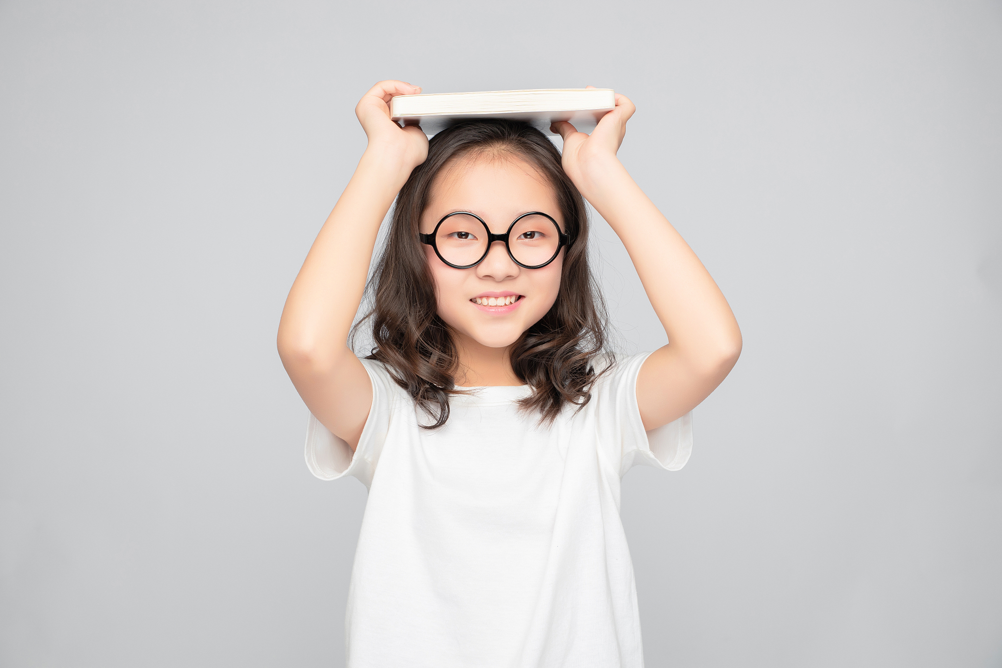 灰色背景里的亚洲小学女生