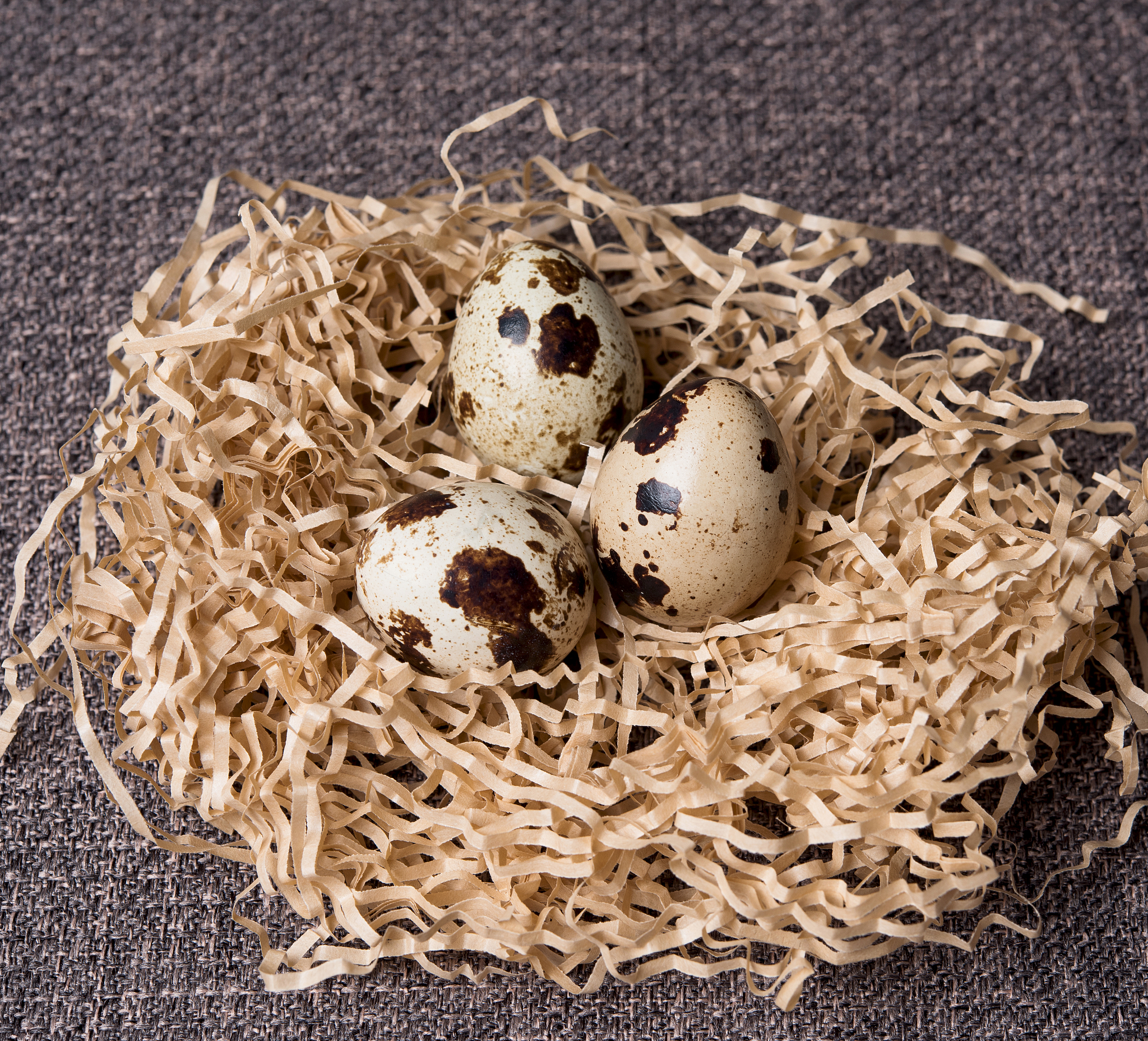 对于一家三口来说无论是短途旅行还是郊区散心周末就是家庭出游的最佳时间。然而对于不少非全职爸妈来说周末还要早起为家人准备早餐也是一件既甜蜜又痛苦的事情。但是不用担心！我把我的省时早餐秘籍告诉你这些搭配轻轻松松就能满足你既想赖床、又想准备营养早餐的需求。3种无穷鸡蛋&无穷鹌鹑蛋早餐搭配：亲测营养好吃又方便首先是第一种：无穷盐焗鸡蛋+三明治相信很多朋友出游的时候都会准备三明治做法很简单只需提前买好吐司再