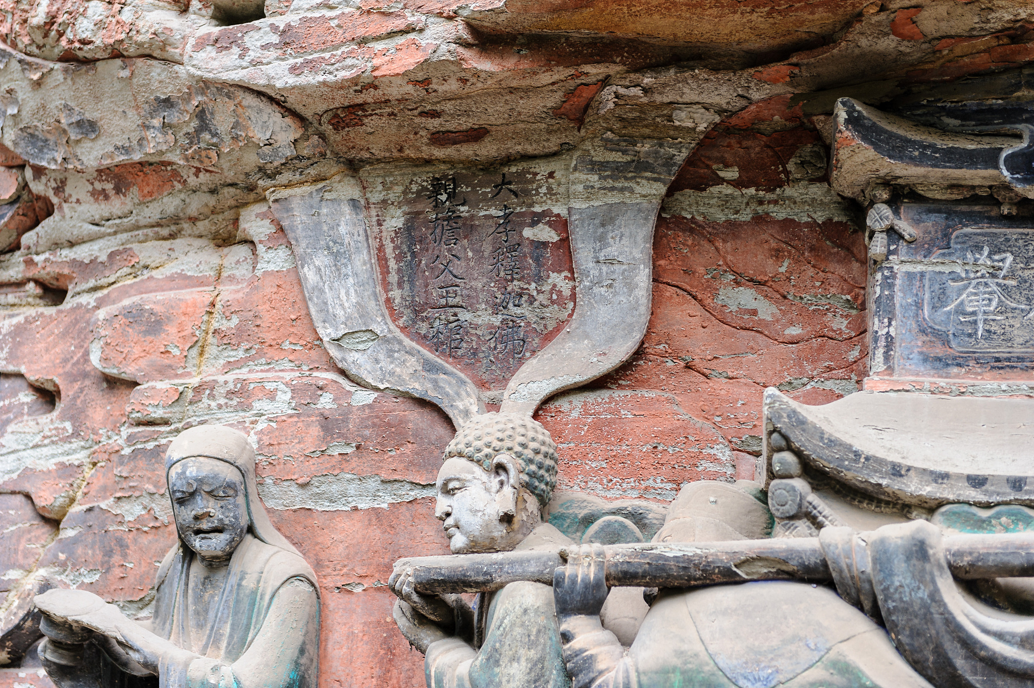 帮我修改文章修改后的文章要求刊发到报纸上已新闻报道的格式刊发一定要把大足石刻保护好！学校时刻铭记习总书记的嘱咐大胆引导学生崇尚劳动光荣技能宝贵创造伟大的时代风尚树立依靠辛勤劳动创造美好未来的观念努力打造德智体美劳全面培养的特色劳动教育体系形成了劳动技艺传承与工匠精神培育双轮联动的学校文化育人模式采取12345策略为培养一大批具有工匠精神的普通劳动者为区域经济社会的发展做出应有的贡献。学校高度重视劳