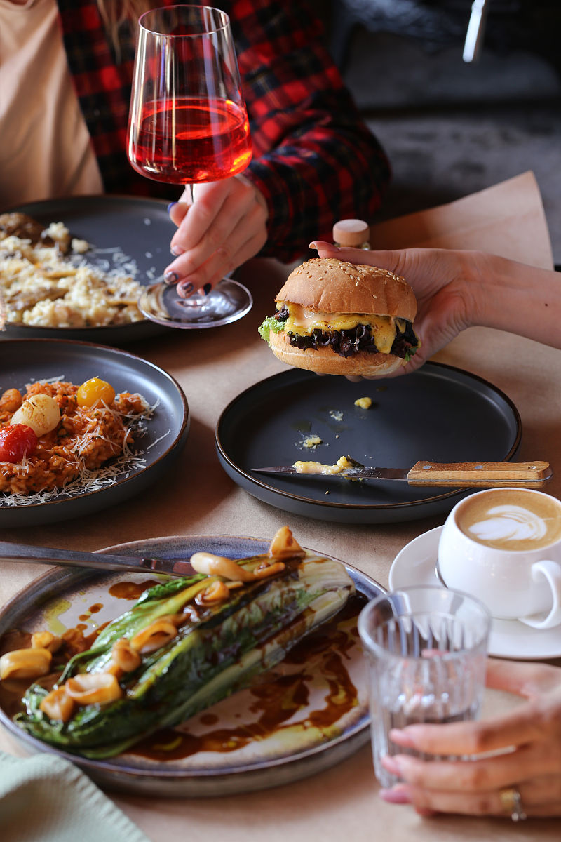 🇨🇳🇺🇸 中美美食大PK：饮食习惯、口味偏好、烹饪技巧大不同！