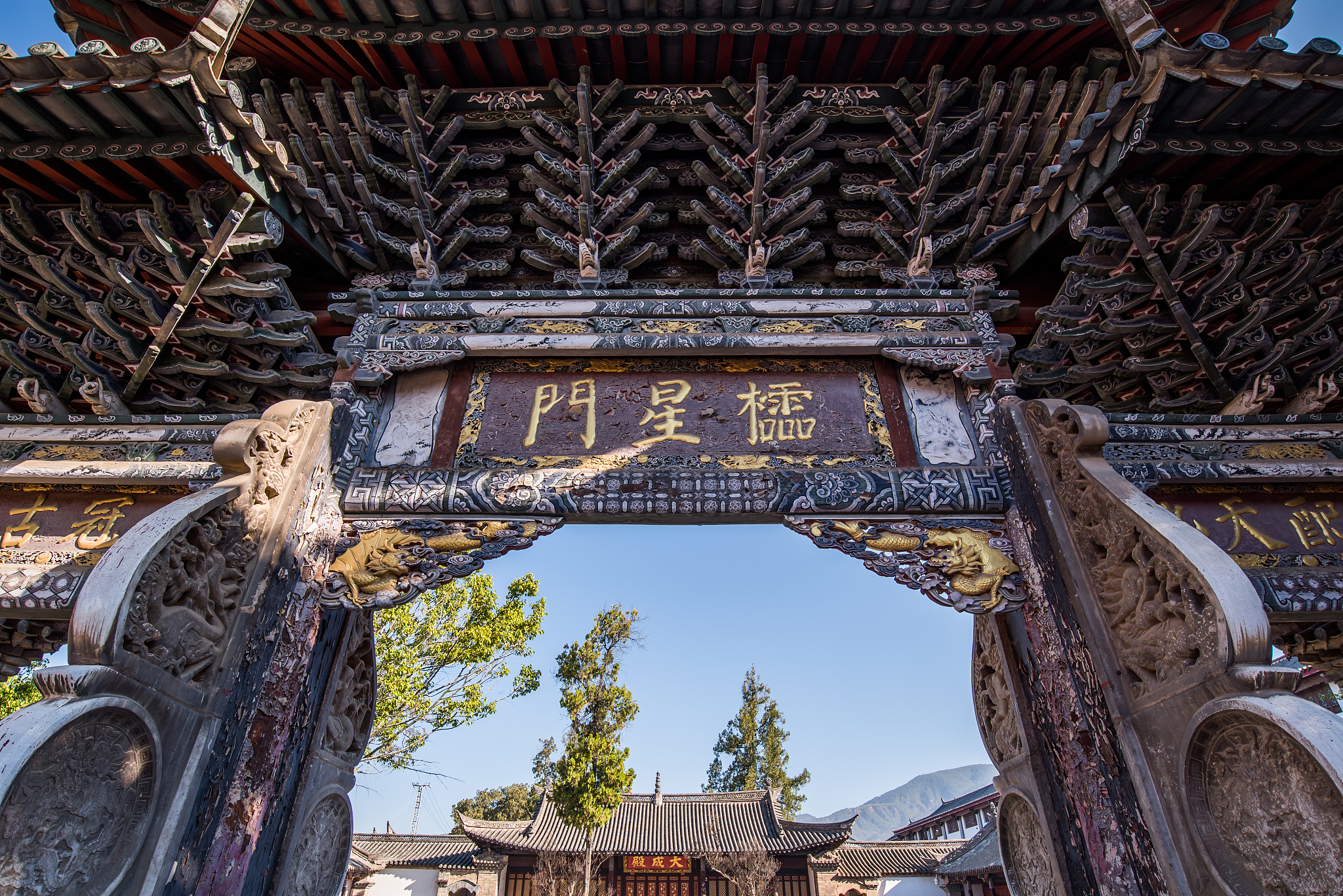 模仿：走进广通工电段大德工区的崇德家园成昆精神遍布在这里的每一个角落工区的小径两侧、工区的文化墙、党员活动室的一个个老物件以及院子中间的一根接力棒雕塑；寓意继承老一辈的成昆人使命接续奋斗再创辉煌。写一个保山的