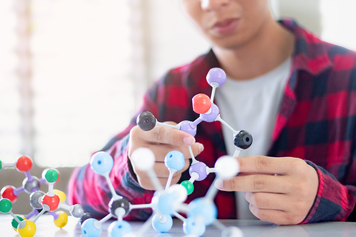 你好我打算写一份发明专利的技术交底书主题是通过降低与胰岛素受体的亲和力设计、开发新型长效胰岛素类似物以提高时效提供病人的依从性。您能不能详细描述一下本发明技术方案的可行性和实用性以及对未来研究和发展的展望？