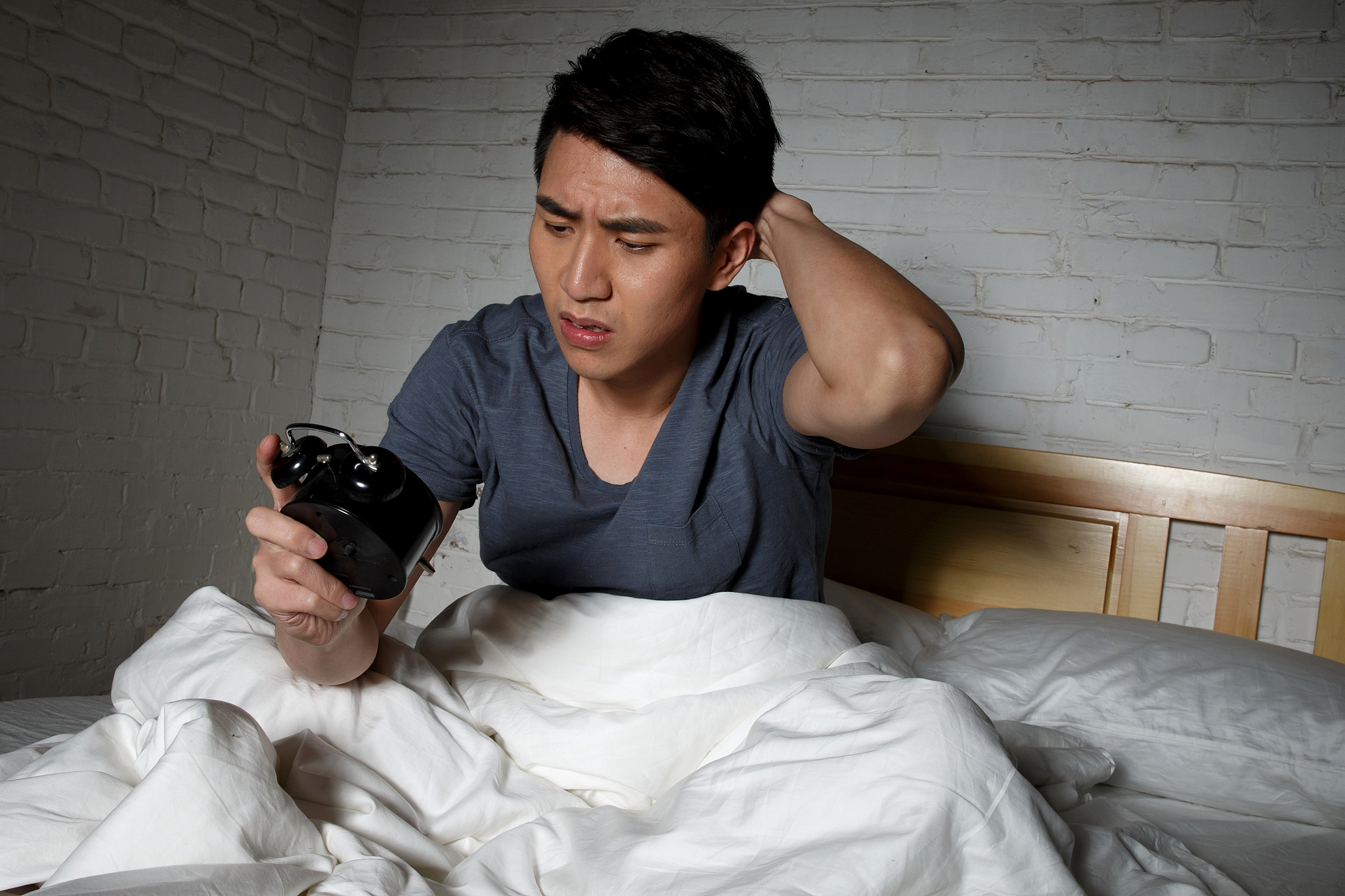 青年男人失眠