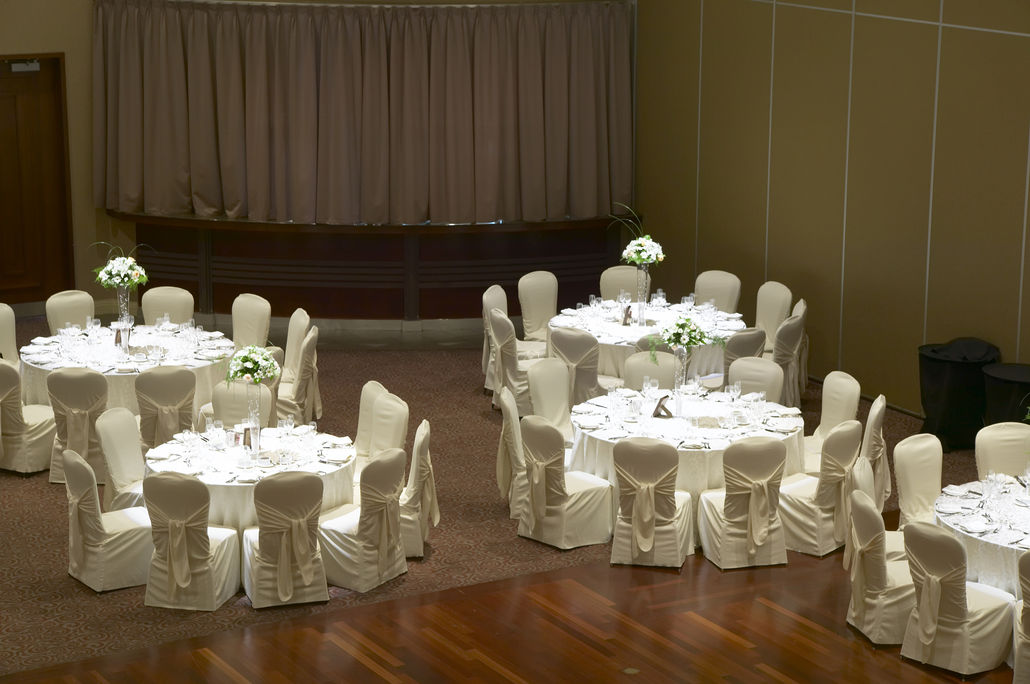 凤凰县育英民族学校是不是民办？热门专业有哪些