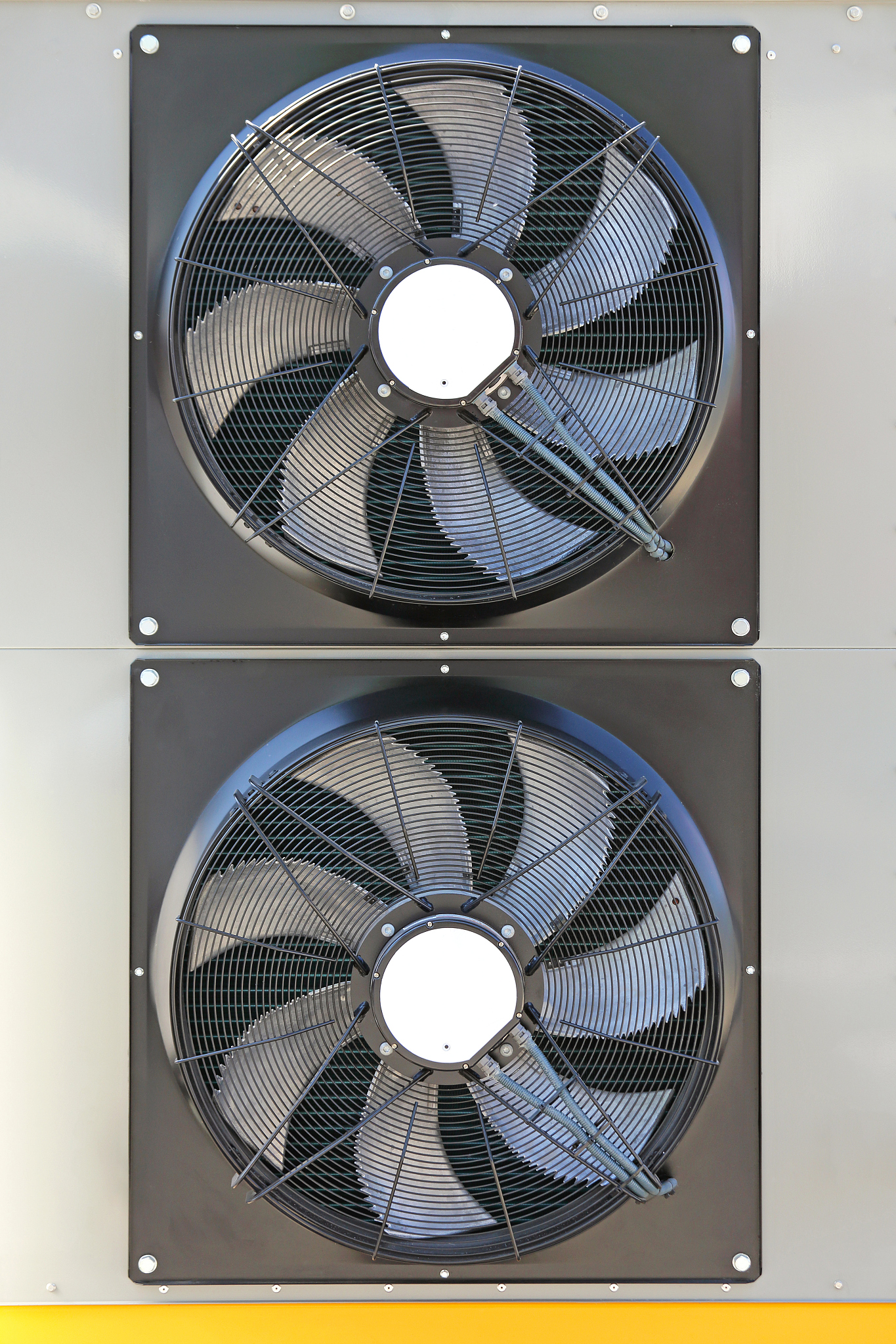提取关键信息并以中文方式描述：There are two primary types of fans centrifugal and axial These types are characterized by the path of the airflow through the fan Centrifugal fans use a rotating impeller to increase t