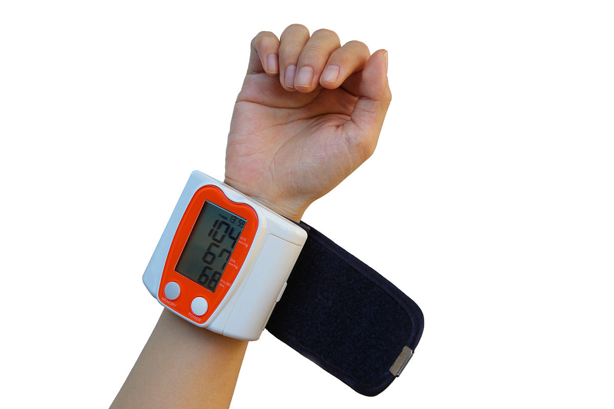 写一篇关于室外防溺水手环的论文内容包含血氧心率检测模块GPS定位模块ESP8266数据传输模块和oneNET可视化平台展示