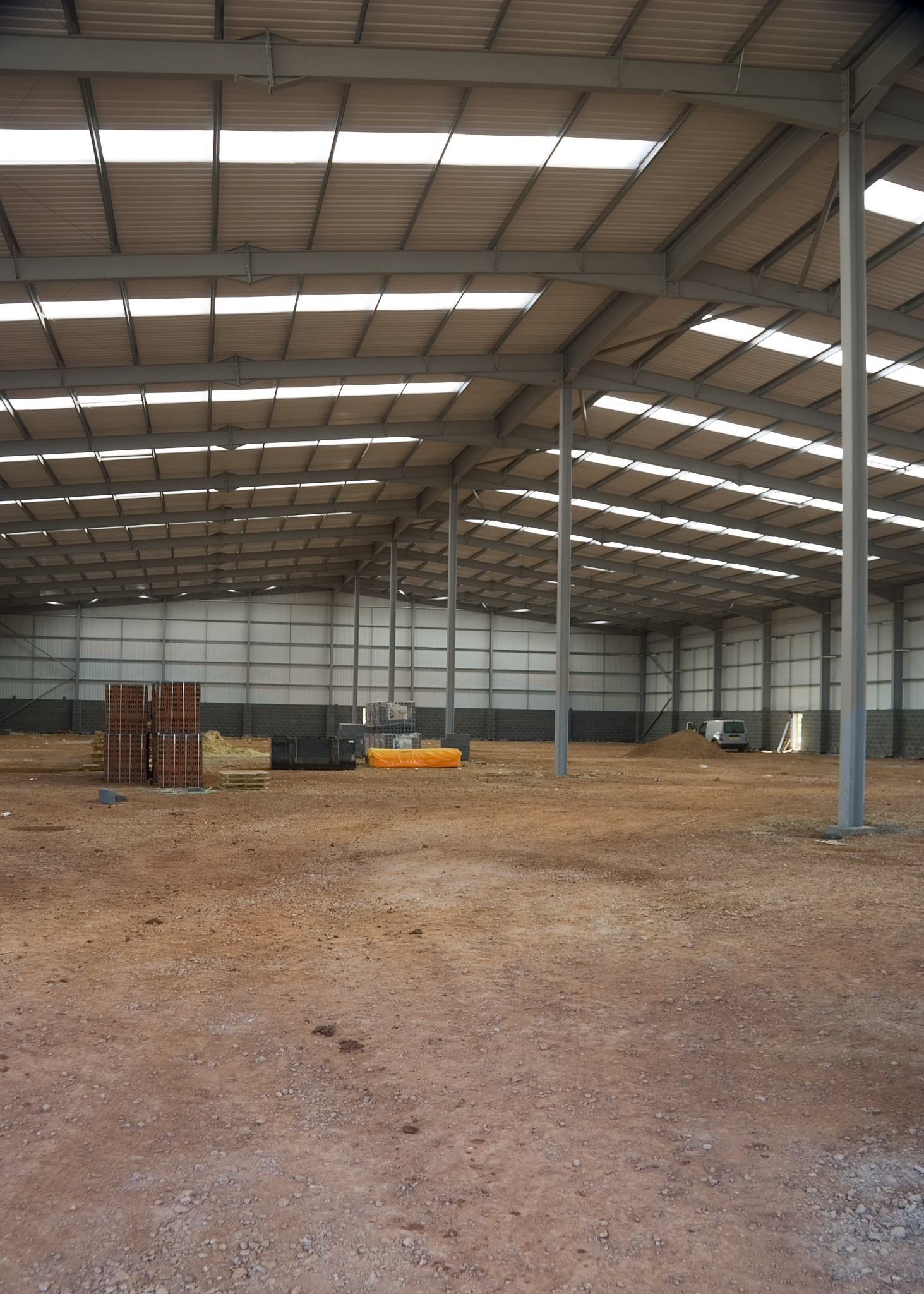 钢框架仓库安装指南：选址、设计、施工、验收全流程