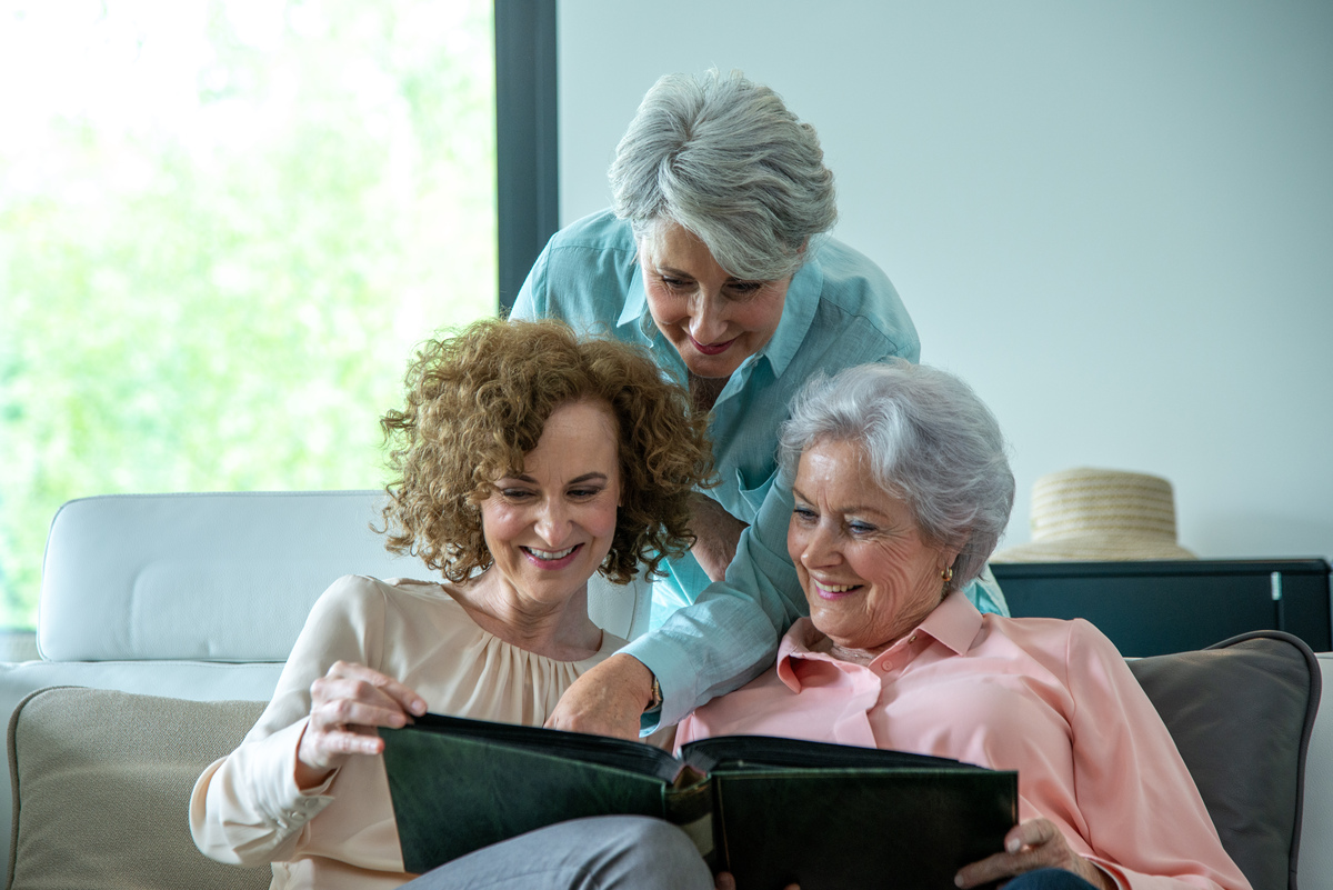 耿德伟2103指出子女数量对老年人健康的影响存在着较大的内生性健康水平高的父母生育多子女的概率会更大而且通过工具变量法研究发现子女数量对老年健康具有明显的负面影响尤其是对老年女性的影响更为显著。陈猫和范红丽2016分析了从事家庭老年照料活动对女性健康的影响经过实证研究发现：从事照料活动显著提高了女性过去四周患病率551和1704自评健康状况一般和差的概率分别提高024和010不仅如此照料活动对于女
