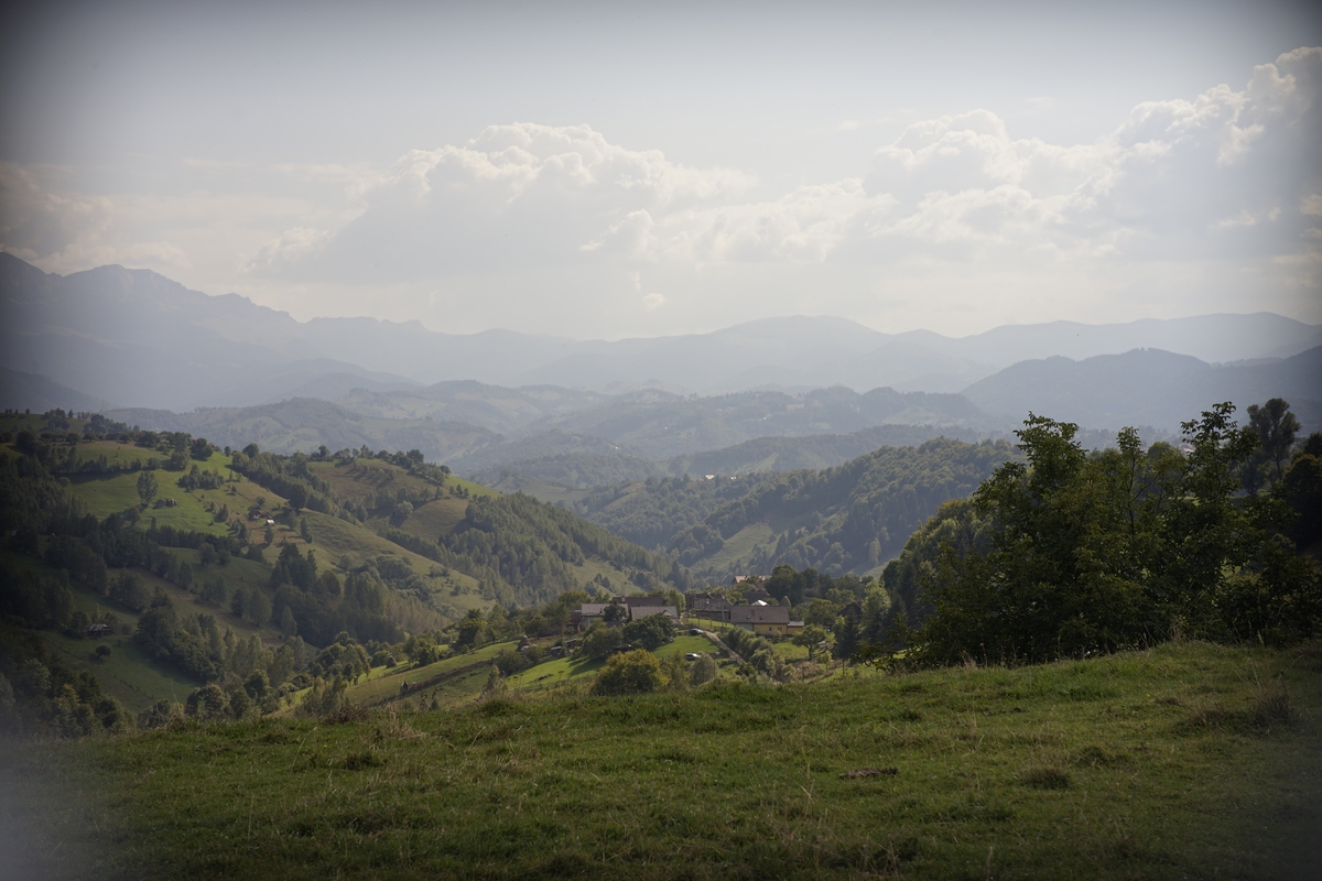 扮演一名旅游博主写篇500字世界是一本大书若不到处走走你看到的总会是同一页的内容。的短视频治愈文案