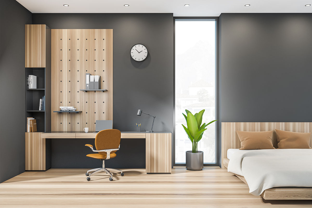 灰色和木制卧室内部和家庭办公室全景窗户,舒适的床.笔记本电脑在桌子
