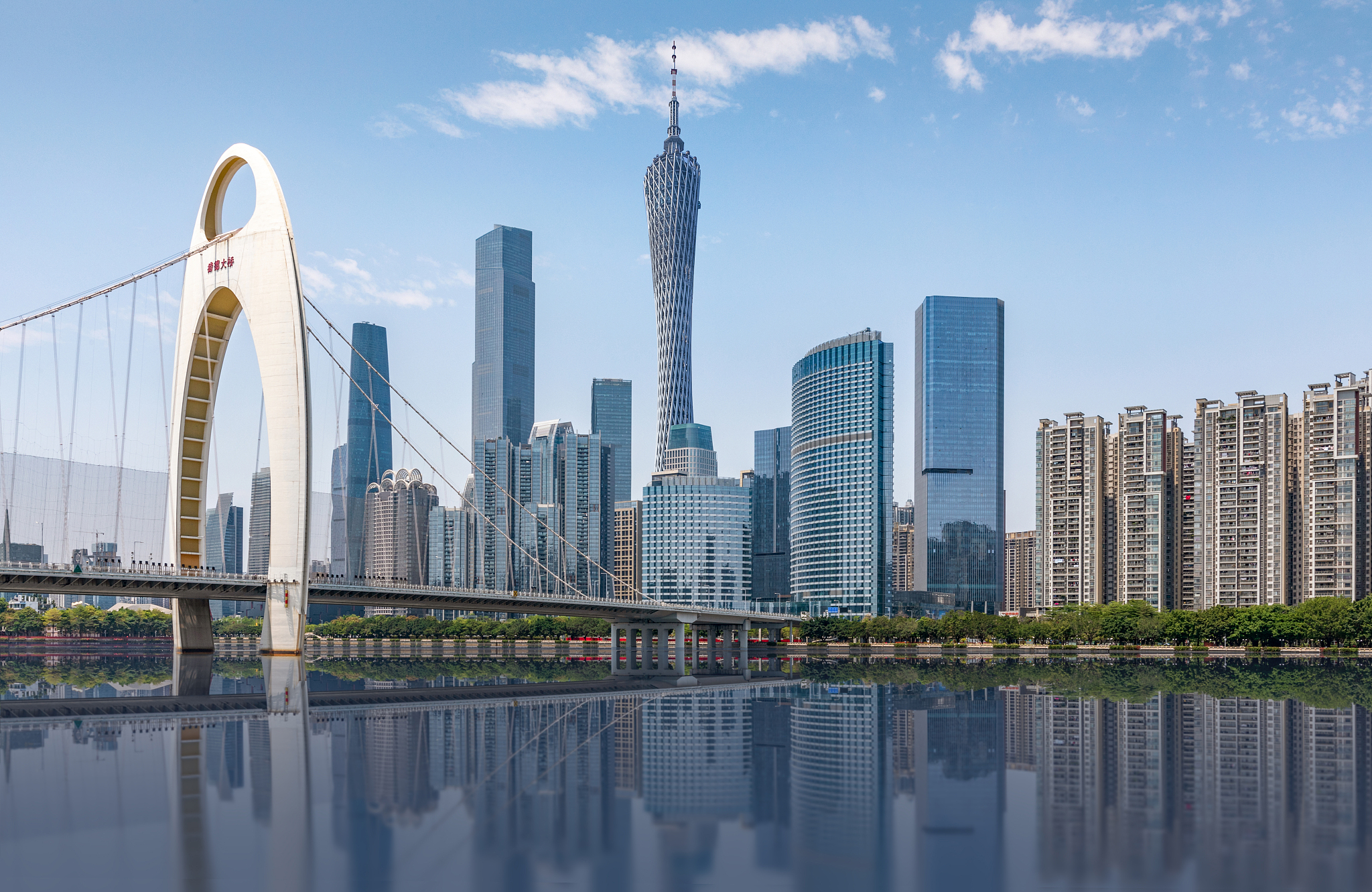 广州珠江市区中心经济繁华城市天际线摩天大楼建筑cbd江河倒影