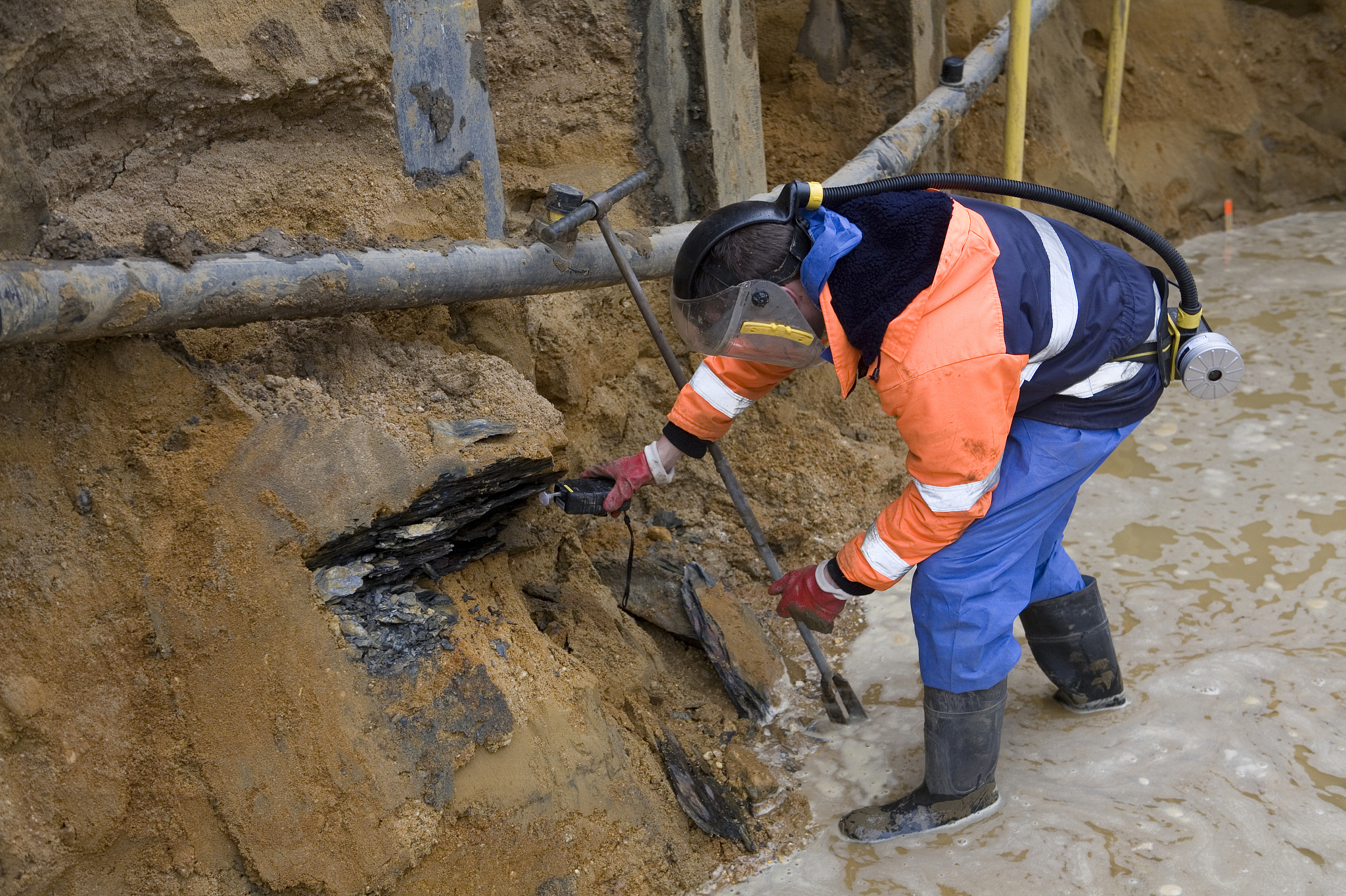 市政工程是指市政基础设施建设工程在市政工程动工之前为了查明建筑区域的地质环境特征需要对区域的土壤进行取样分析为后续的工程施工提高数据支持避免施工时由于地质条件等原因影响工程安全。0003 传统的取样措施通常先进行钻孔然后采用取土机对孔底部的土壤进行取样由于土壤具有压缩性土壤在被钻孔的过程中受到上下挤压这就导致了不同深度的土层在挤压过程中可能出现混合从而影响测验结果的精确度无法满足日益增长的实际施工