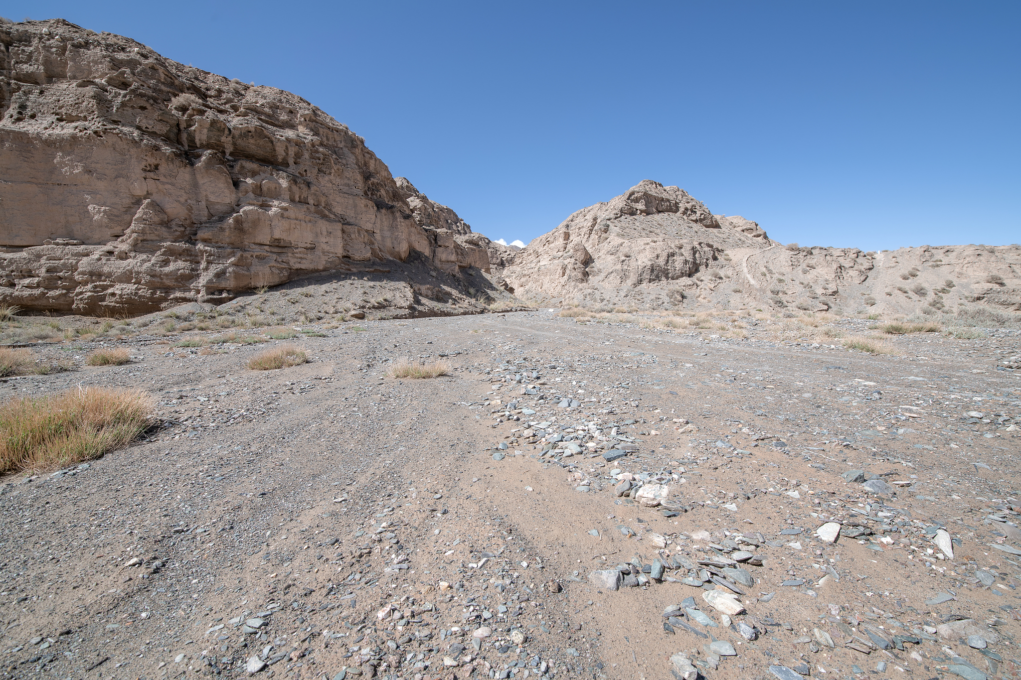 dirt road along qinghai-tibet highway