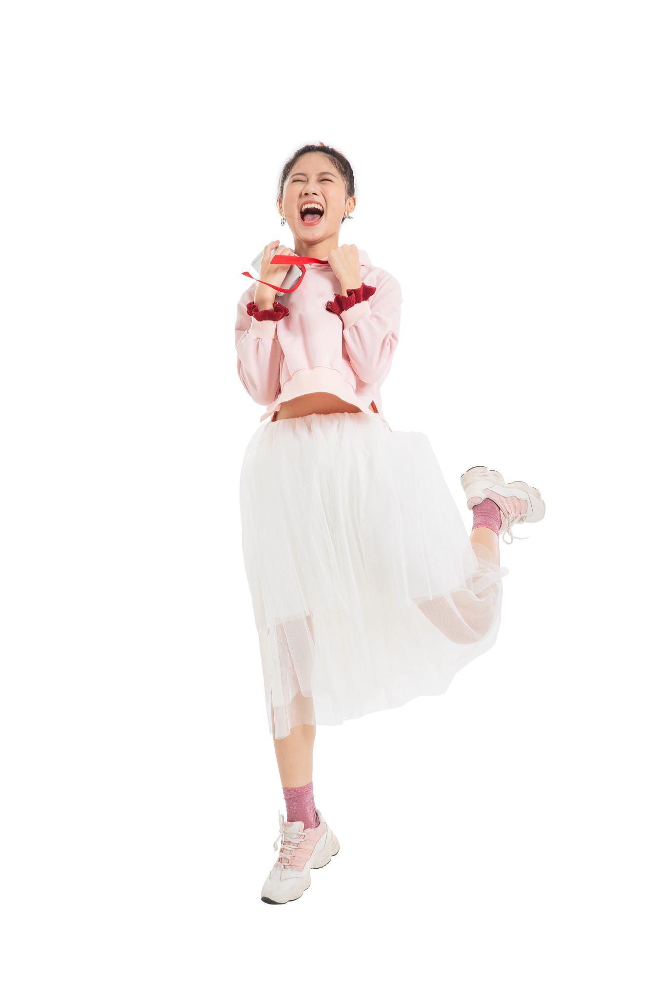 奔跑跳跃的年轻女生