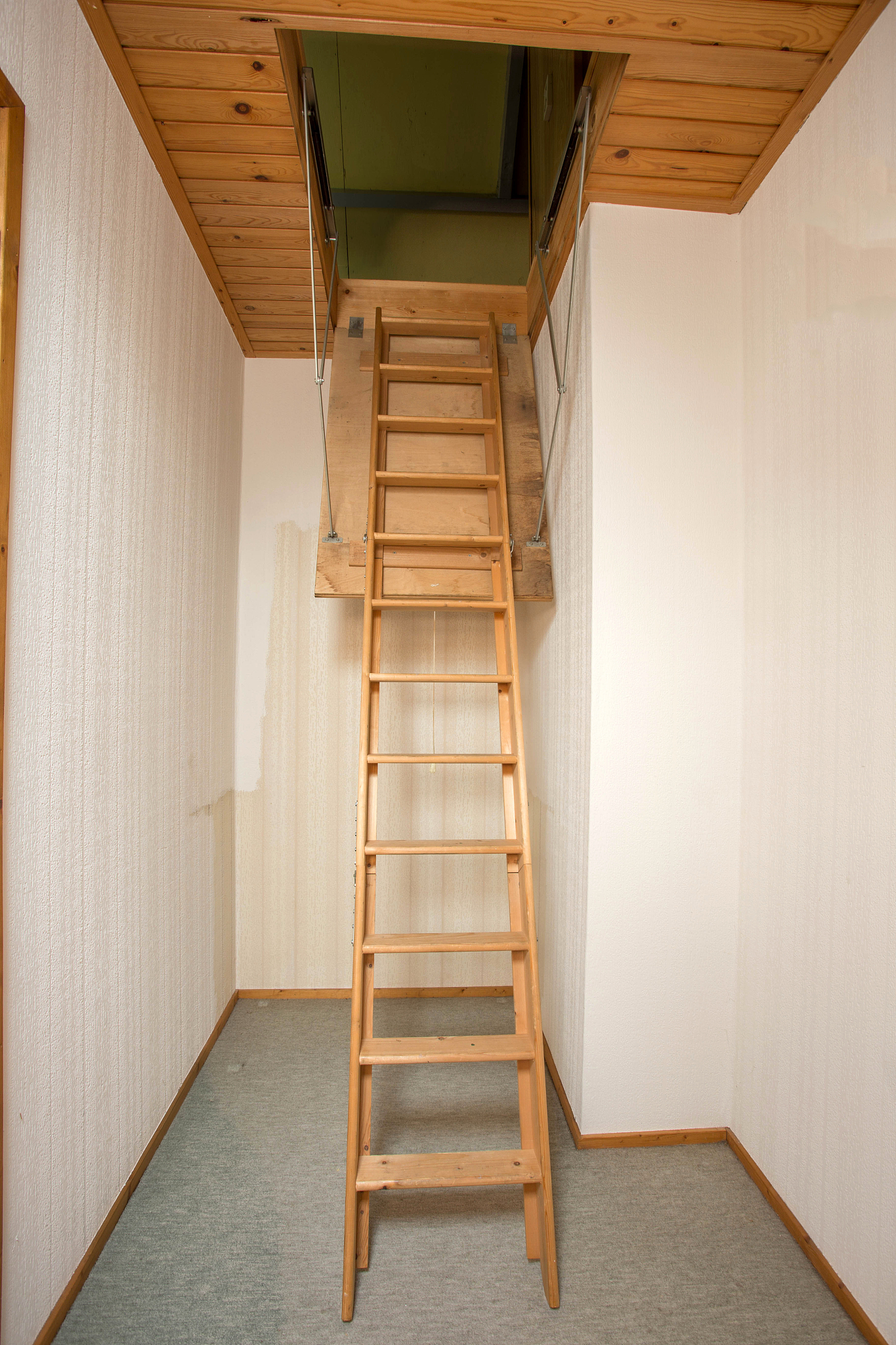 我的论文题目是《全自动阁楼伸缩楼梯的设计》请在中国知网检索相关文献并给我生成论文大纲