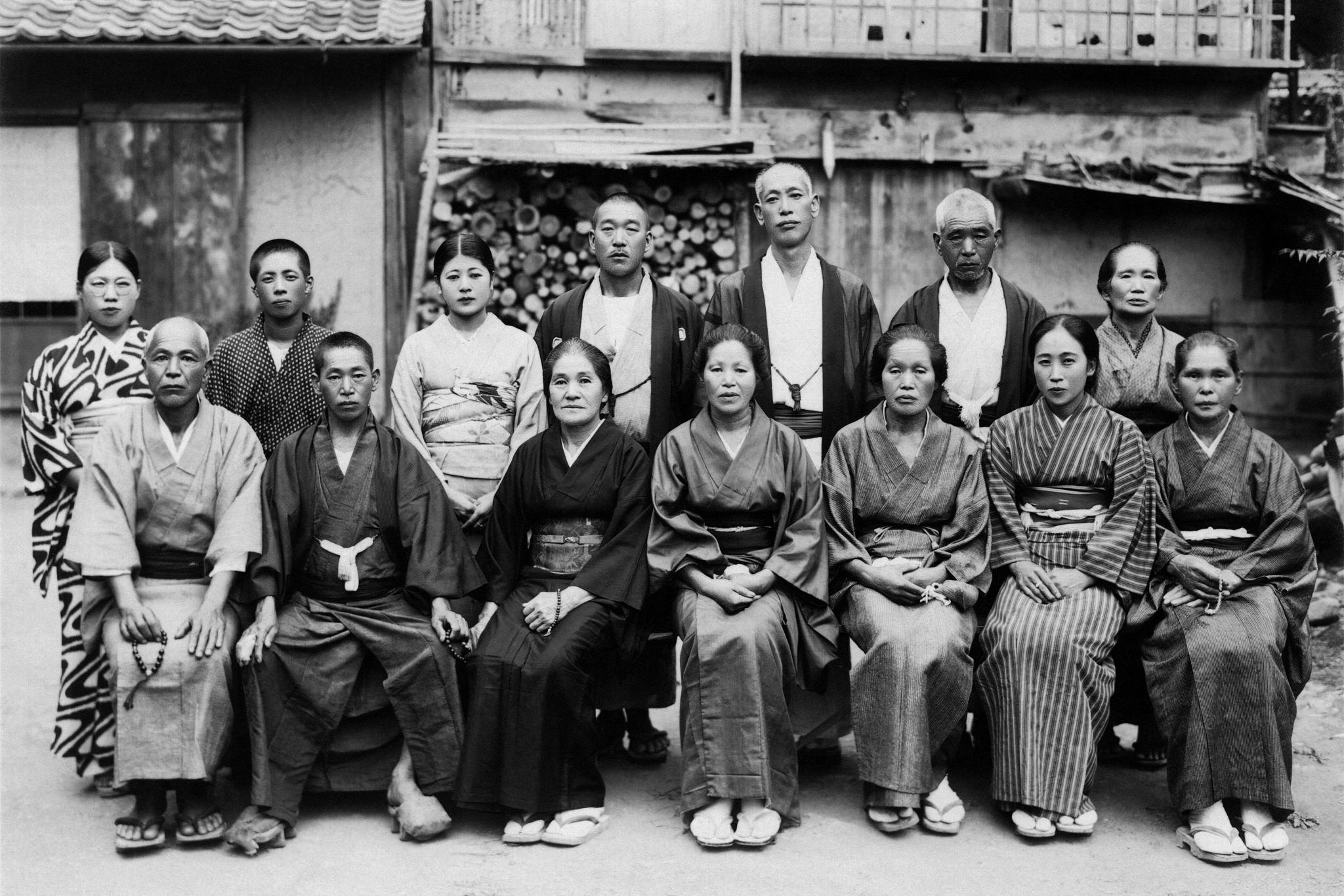 用日语回答日本封建社会带来的影响