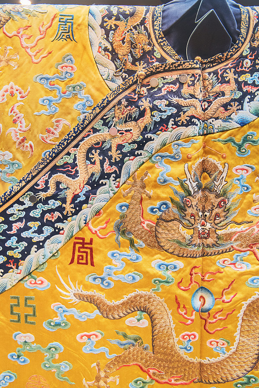 解密古代龙袍制作：苏杭织造局的精湛工艺与皇家气派