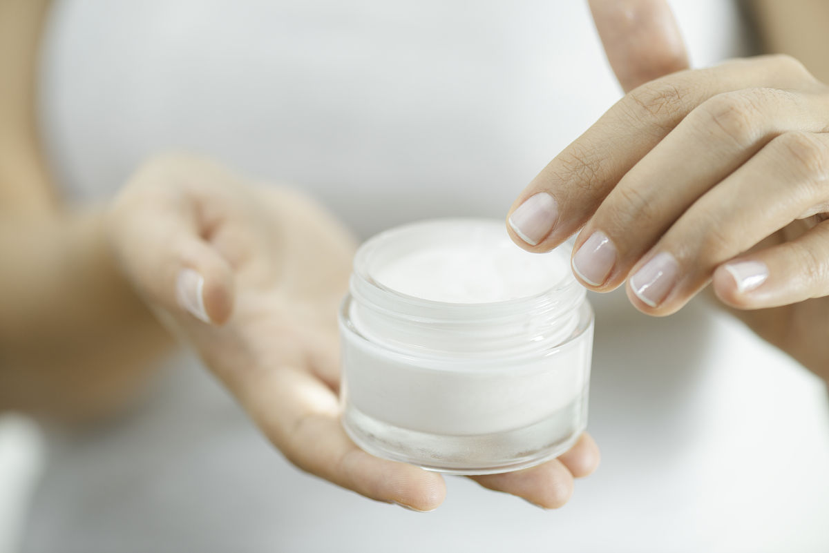 你是一个30岁左右的中国女性想了解荷兰孕妇护肤品请给出推荐的采购清单具体到品牌在哪家店可以购买