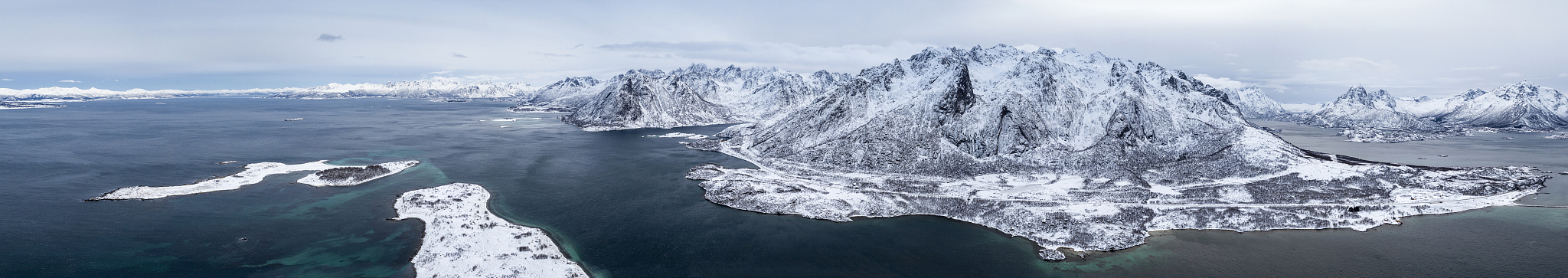 群山一直被称作力量与智慧的源泉这款Step ring 就是以挪威山脉的层叠陡峭为灵感用简约的设计展现了时间和智慧的力量以此唤起你内心的能量与韧性设计的永恒追求就是展示佩戴者的内在美赋予自信与力量就像山脉中的旅人无畏地凝望着心之所向的山峰独特的不仅是山峰更是那个你请帮我用合适的语句补充一下以上的诗句使其更有逻辑性更为通顺自然