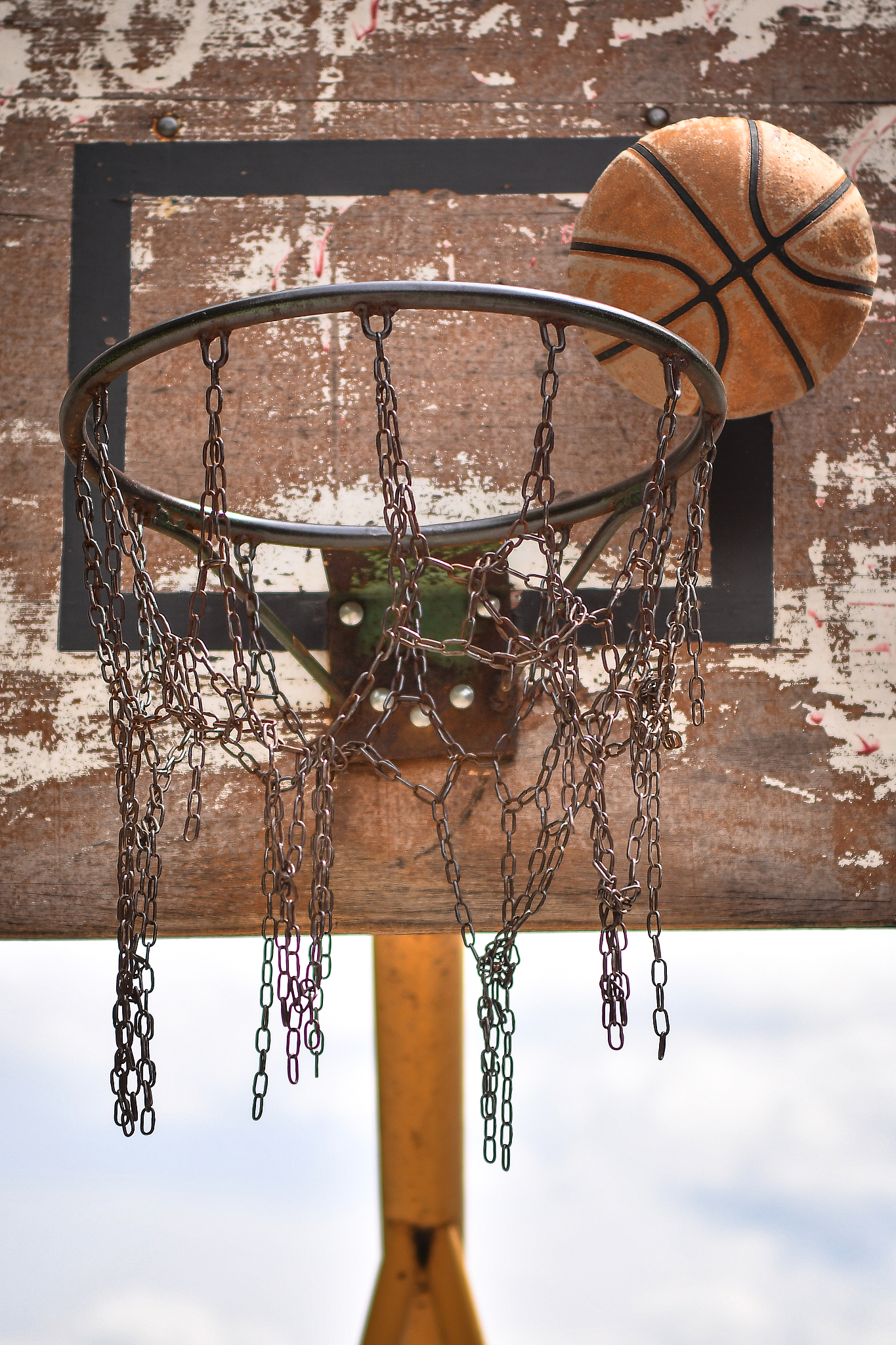 用唯美的意境形容楼梯建筑用木头做成的老式篮球架的摄影图片