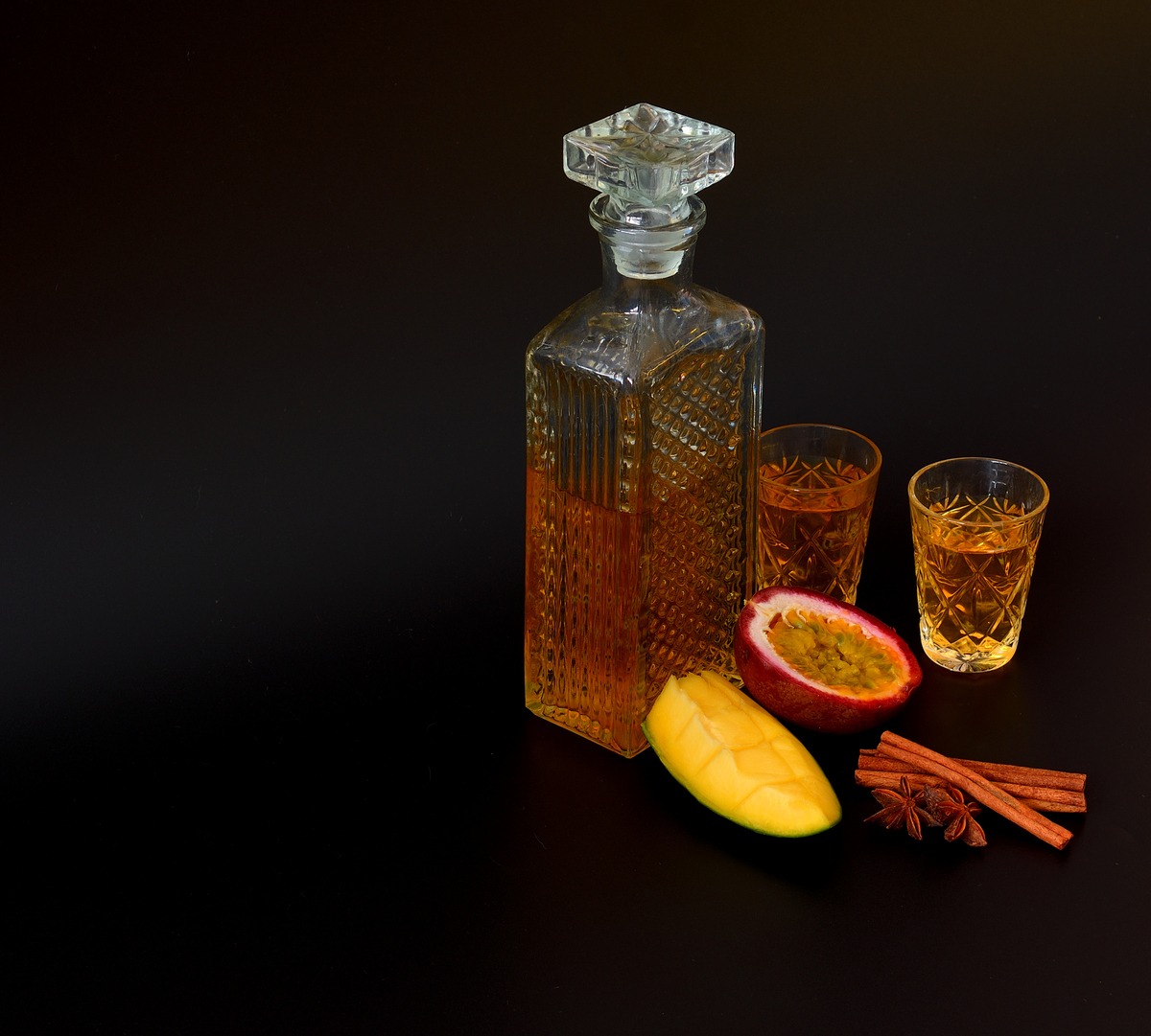 帮我想十个好的酒类饮料商标第33类商标名称总共三个字不能带饮字描述有清凉感只用常见字