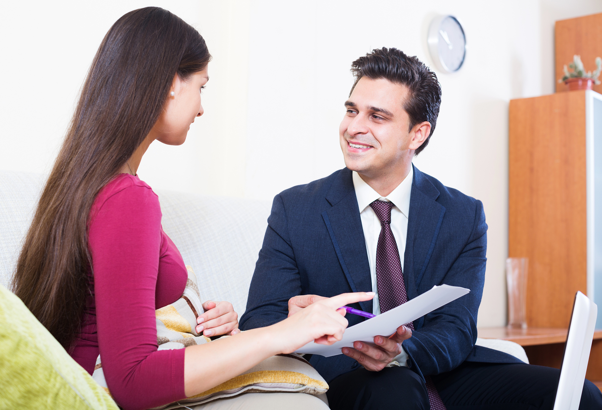 banking agent with nice offer consulting customer at home