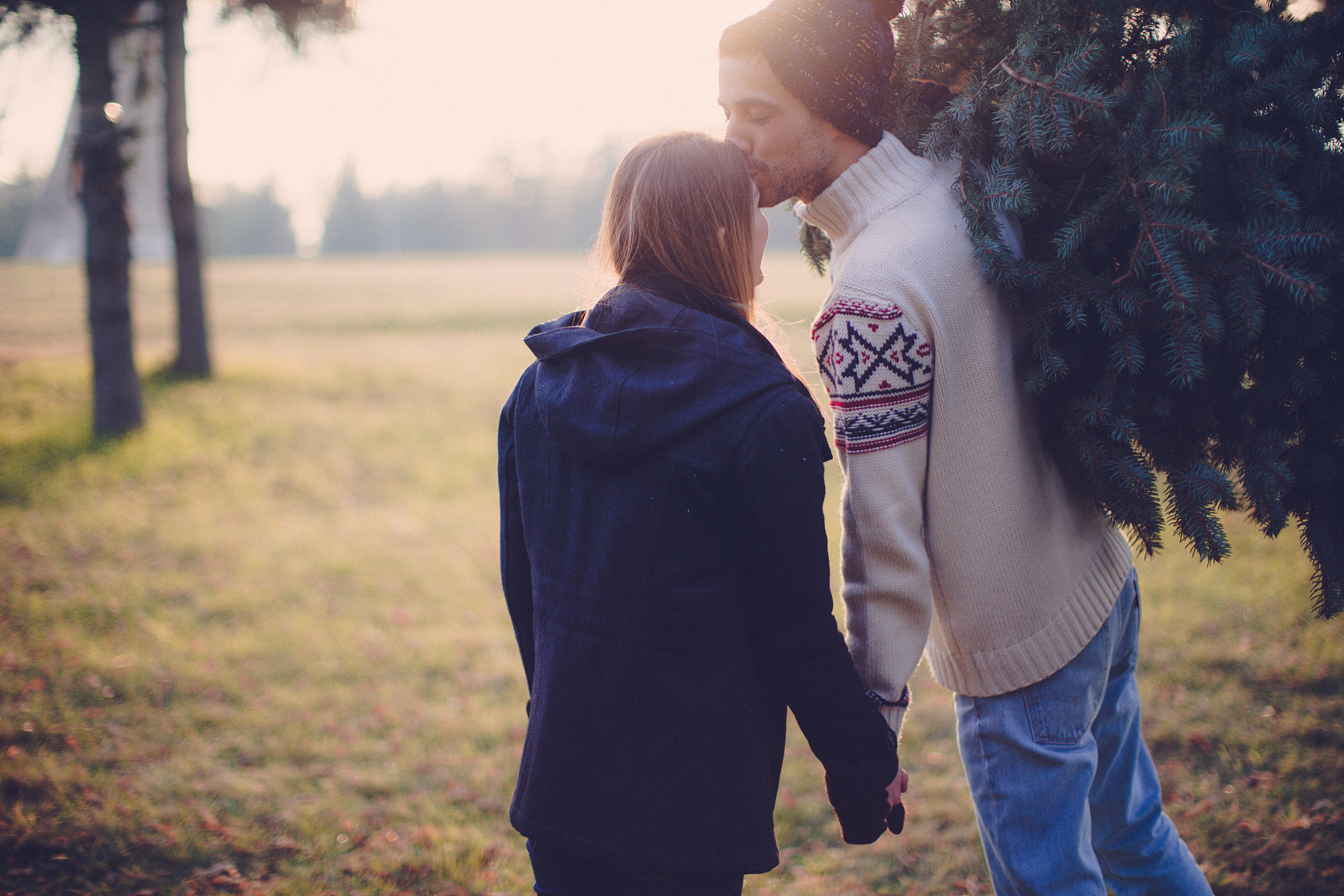 无法做情侣，也做不成朋友，舍不得删除，却只能选择沉默 - 一段凄美的爱情故事