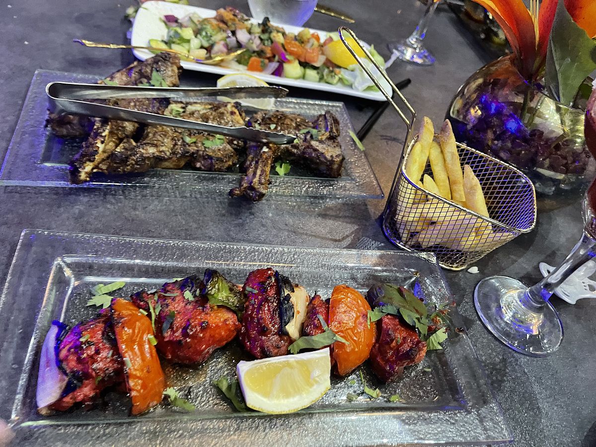 李海燕和同事们去郊游描写一段中午吃野餐的情景