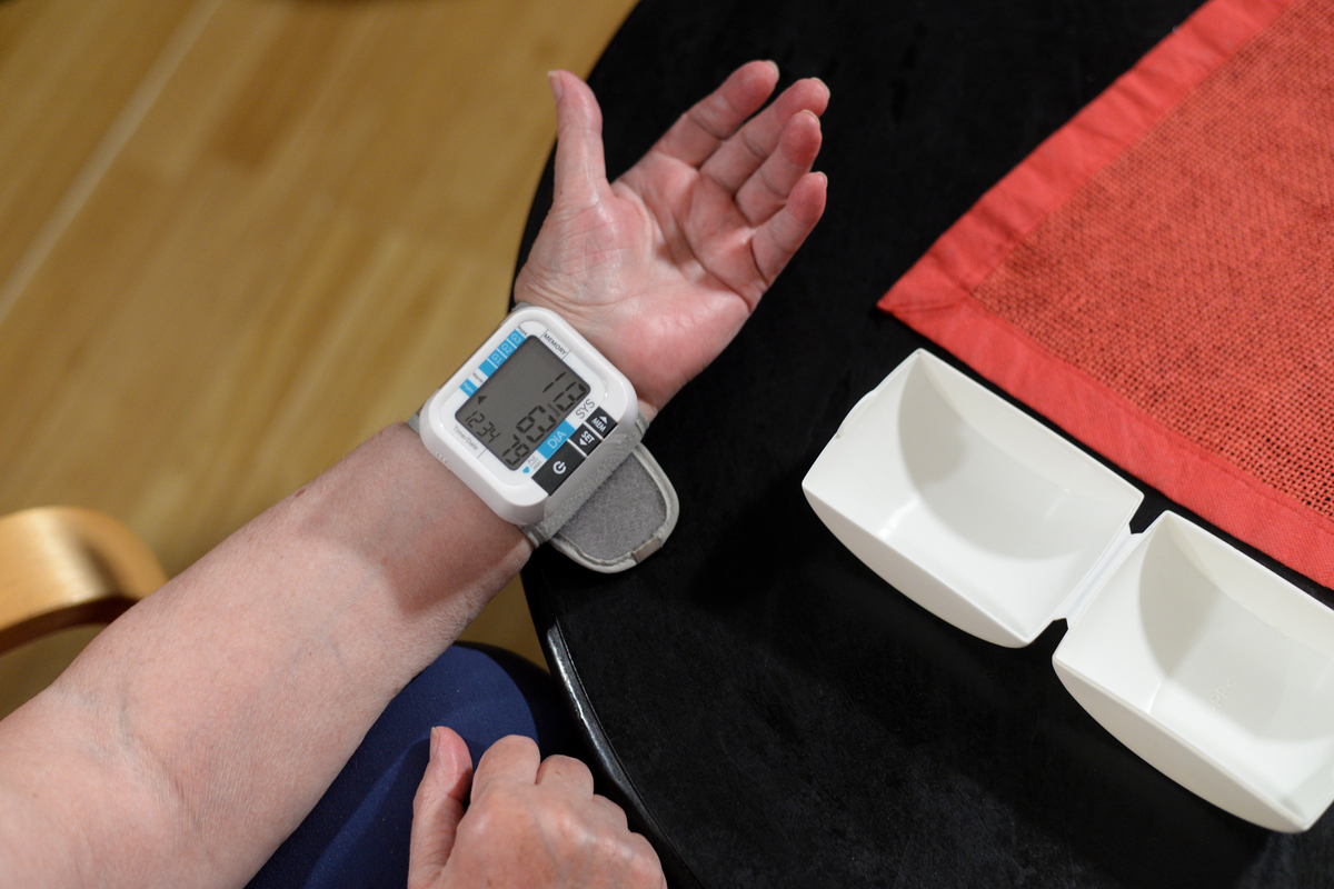 帮我写一份基于UWB技术与陀螺仪智能手环控制智能家居的项目建设目标