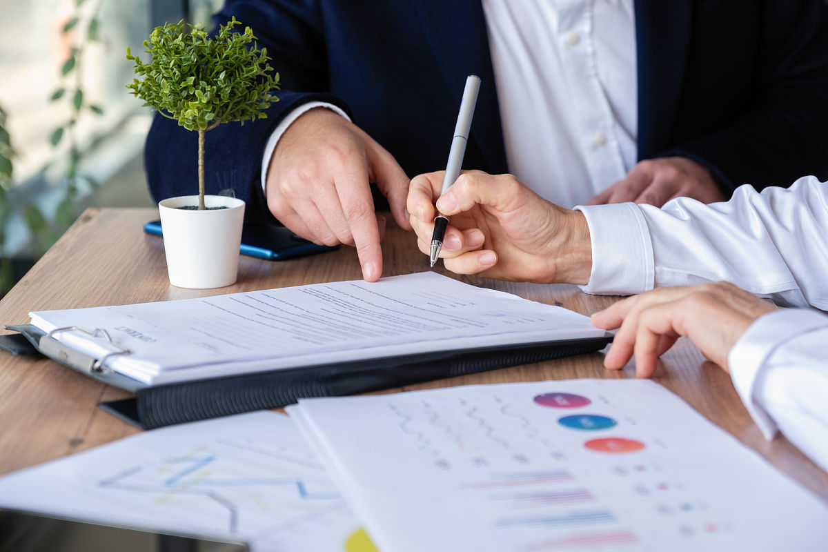 一名法务人员如何在一份系统集成合同中签署法律意见？具体意见