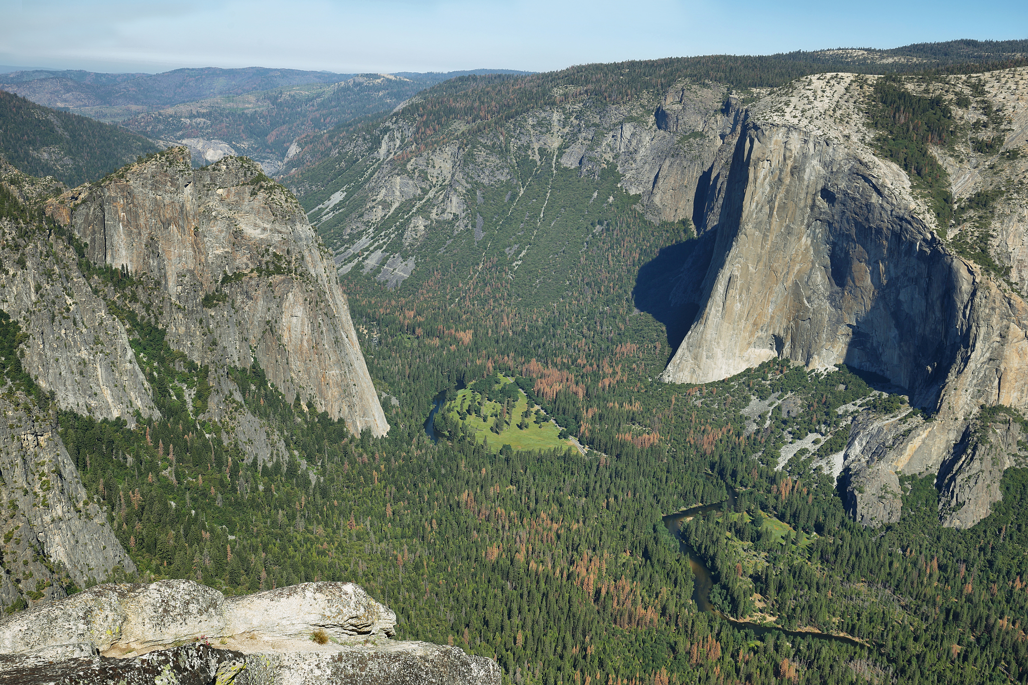 润色一下 弗拉米尼是一位极限运动员和登山家她有着非凡的勇气和坚韧的意志。她曾在世界各地挑战过最高的山峰和最危险的极限运动但这一次她选择在一个深达70米的地下洞穴生活500多天。弗拉米尼进入洞穴时已经48岁她要求后援团队不与她联系哪怕亲人去世也是。她想要在完全与外界隔绝的环境下挑战自己的极限探索人类的潜力。在洞穴里弗拉米尼面临着极度的孤独和压力但她并没有放弃。她每天坚持锻炼身体、画画、织帽子、读书。