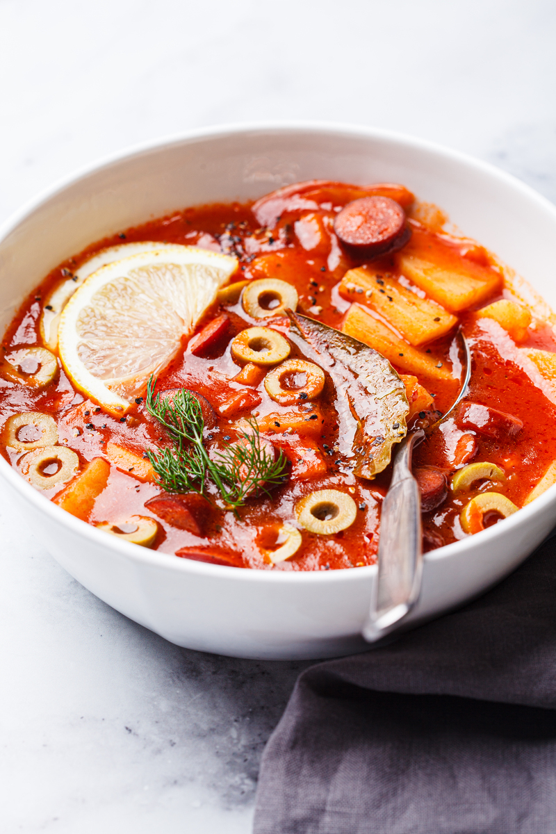 请根据以下模板写一份相似的文案使其更有画面感亲和力更加诱惑力文字数量大致相同：这个夏天真的很适合来一碗热乎乎的酸辣汤呀为了穿上美美的小裙子我媳妇每晚都喝它低卡又好喝下入所有的配菜煮99秒再放入一包调配好的黑椒酸辣汤调味料其它的油盐酱醋都不用放酸辣又过瘾鲜香可口特别适合夏天！！做法简单姐妹们赶紧点个赞收藏起来试试吧