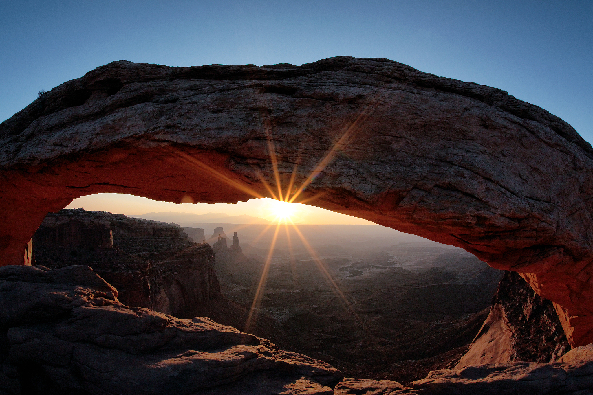 the famous sunrise at mesa arch