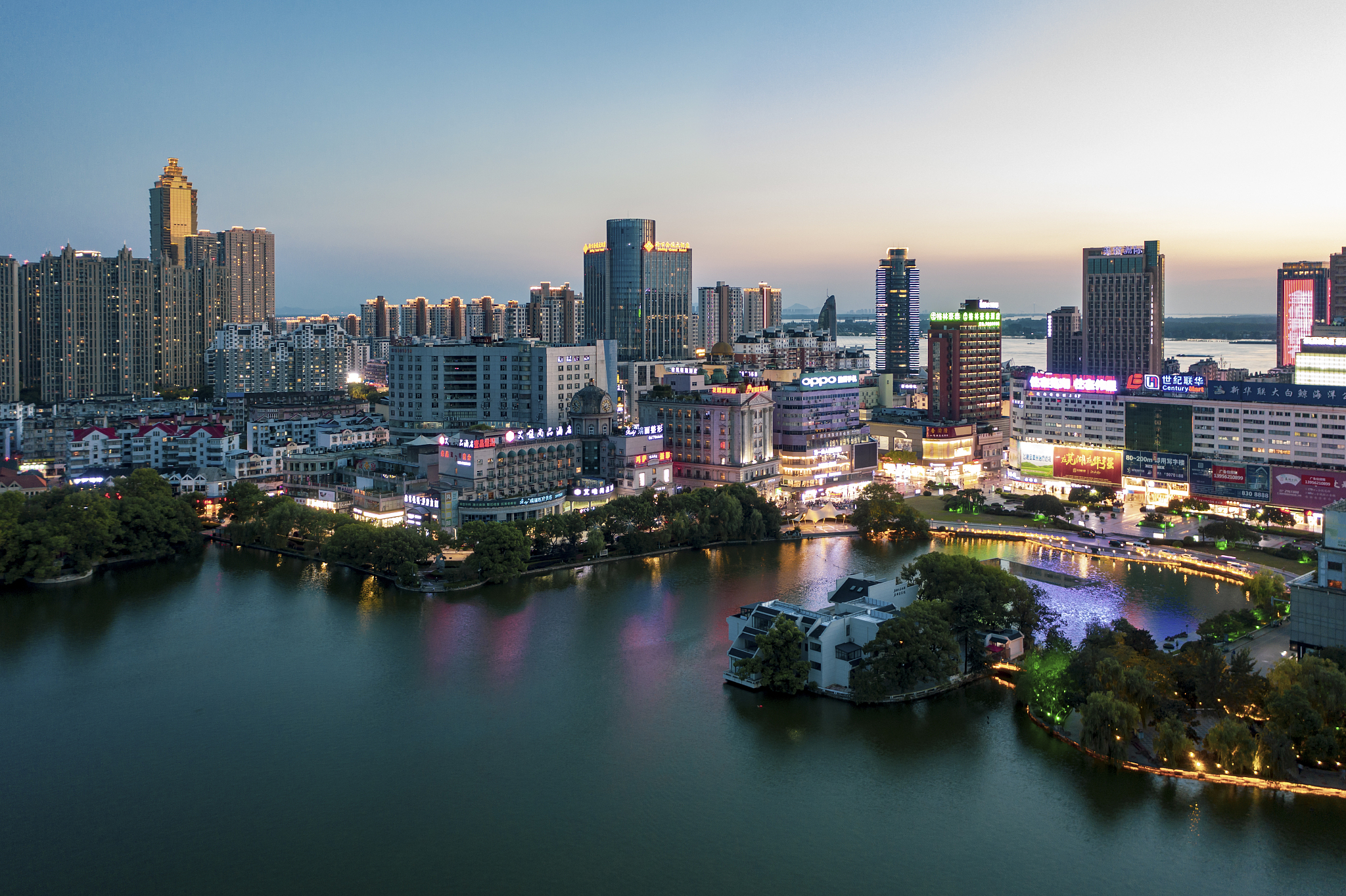 夜幕下的鸠兹广场