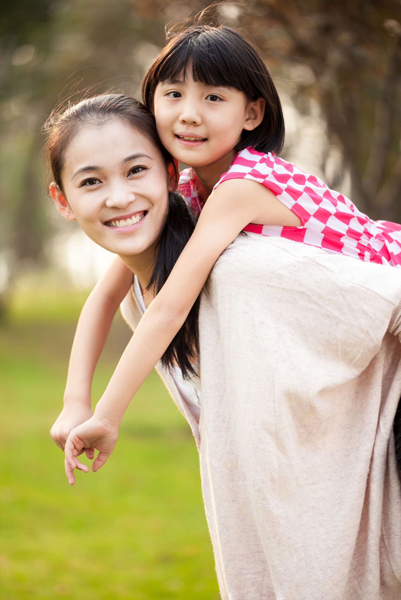 如何让妹妹开心这取决于你妹妹喜欢什么。以下是一些让妹妹开心的方法：1 给她一个意想不到的惊喜比如买她喜欢的小礼物或带她去游玩。2 告诉她一些有趣的故事或笑话让她开心地笑起来。3 和她一起做一些她喜欢的活动比如画画、玩游戏、看电影等。4 夸奖她的优点和成就让她感到自豪和被重视。5 给她一些温暖的拥抱和鼓励让她感到被关爱和支持。6 如果你注意到她感到不开心或有烦恼耐心聆听她的故事并提供支持和建议。7