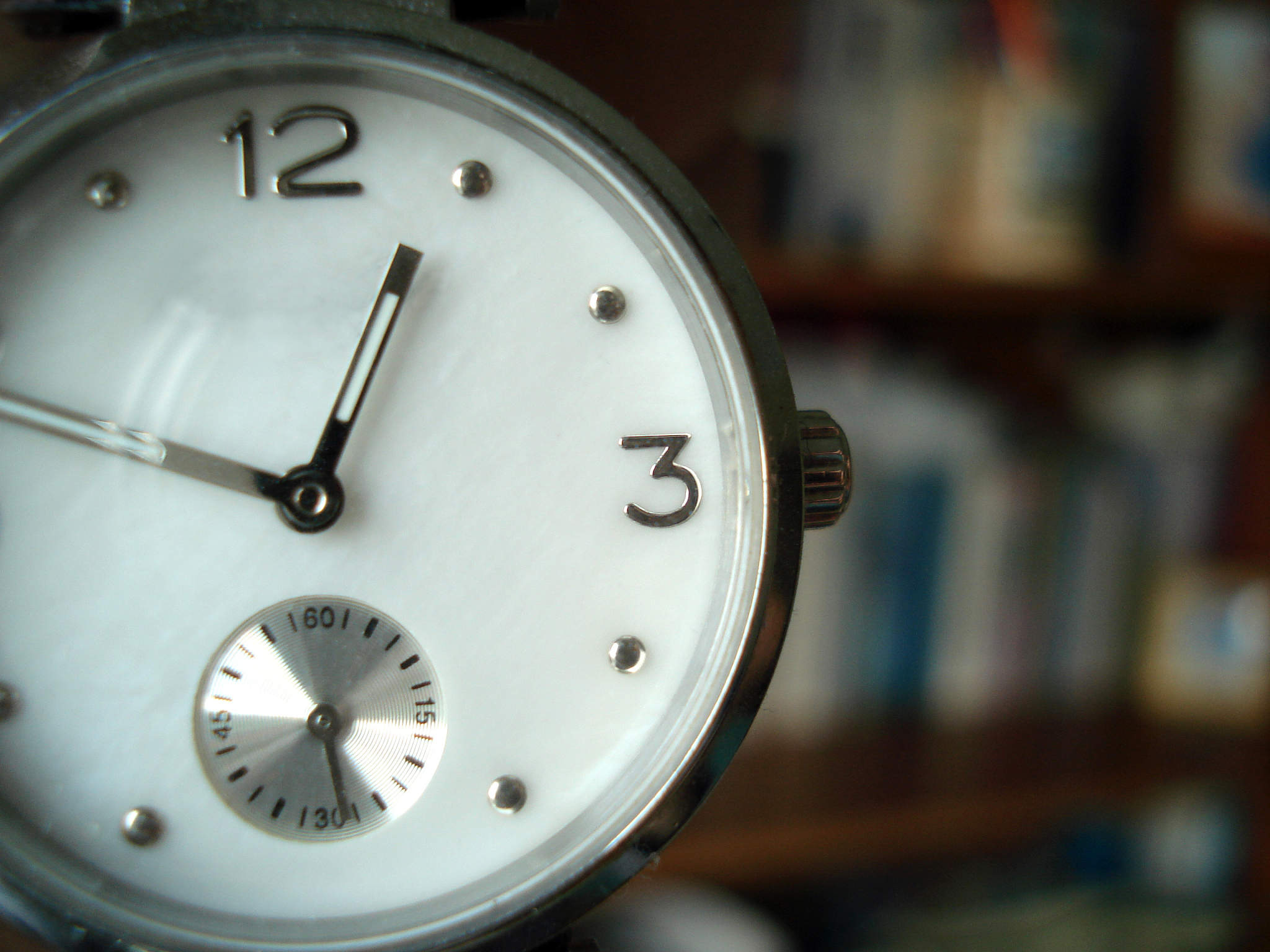 欧米茄碟飞的秒针后面有尖的么回答+拓展