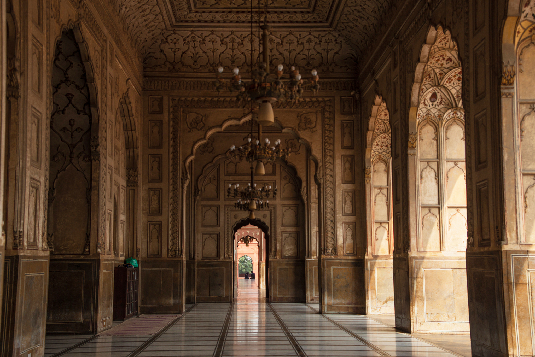 interior architecture of badshahi masjid