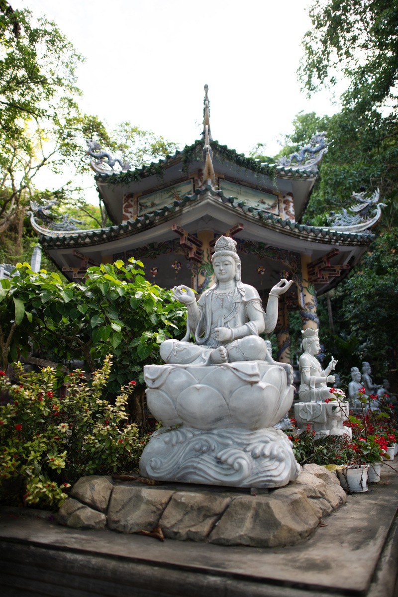弥勒景屏山风景区弥勒寺 - 云南佛教文化胜地