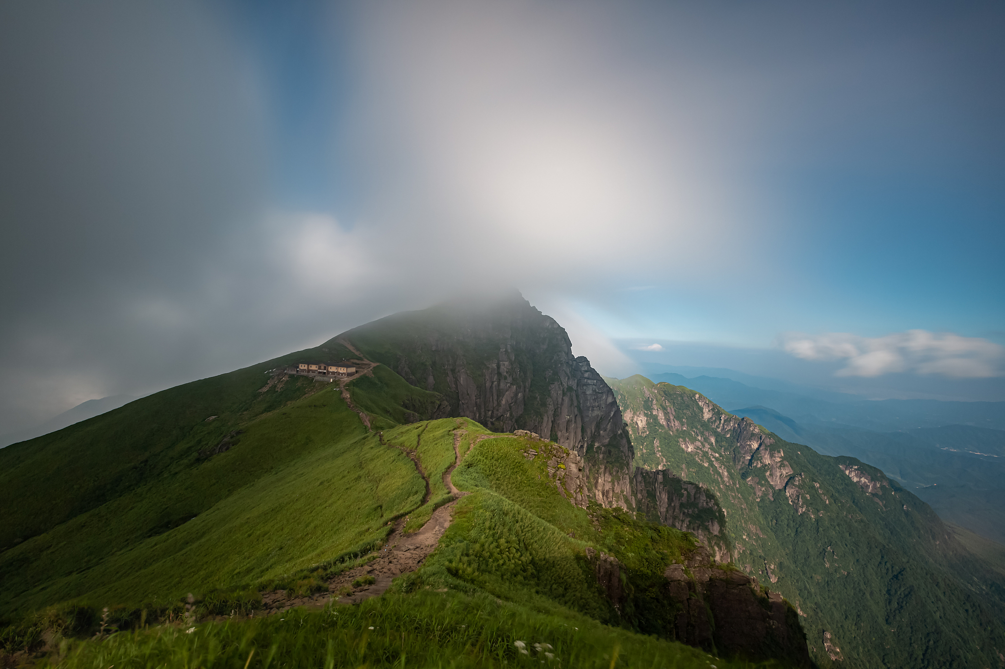 一个人去江西武功山是种什么样的体验 山脚的细雨 4小时上山伴随狂风暴雨 浑身湿透 登至山顶 打卡金顶 忽而一阵风 吹来了云海 高山草甸露出面容 夕阳宛如美人姗姗来迟 不虚此行