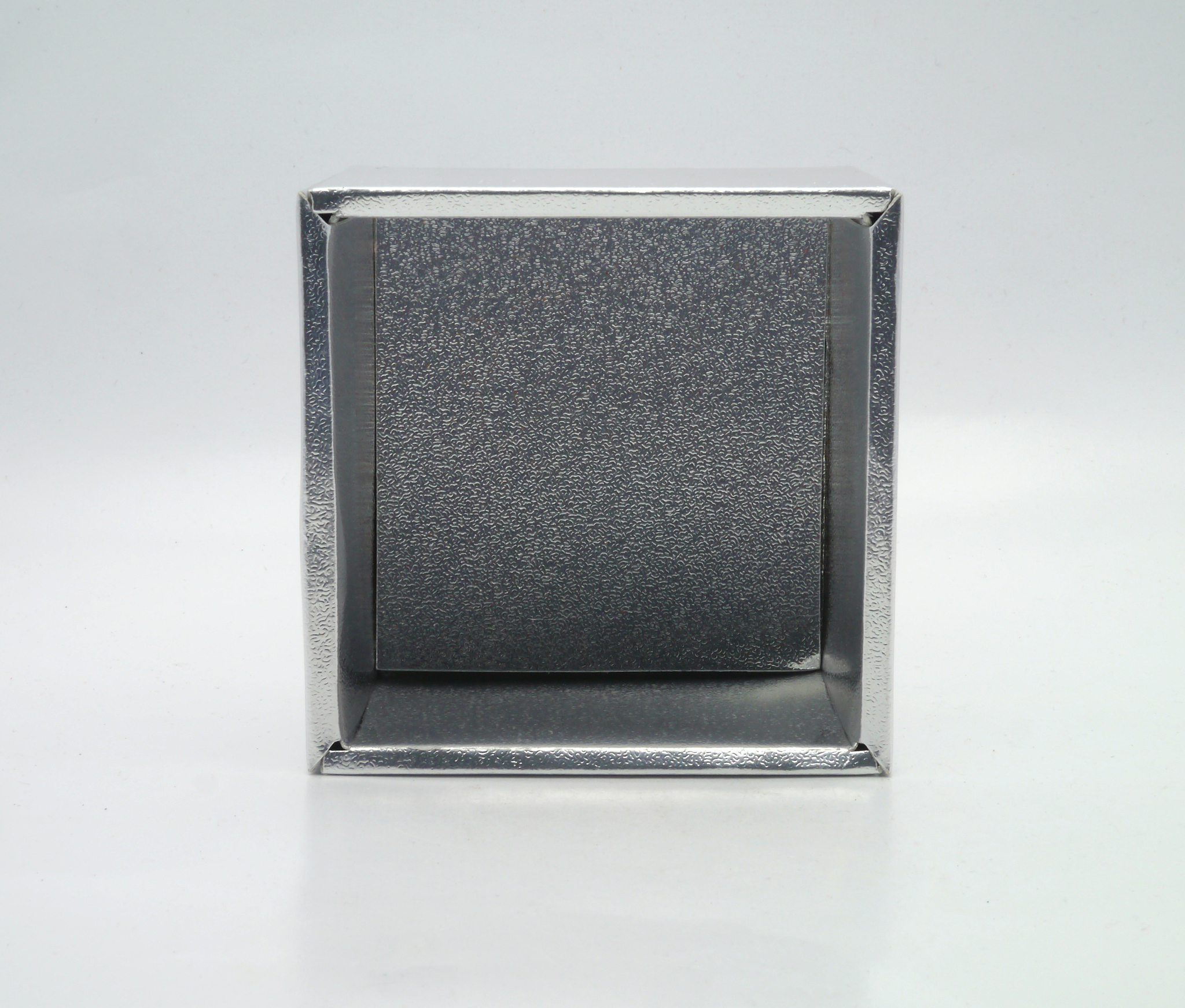 酒盒里的金属小块是银子吗？真相揭秘！