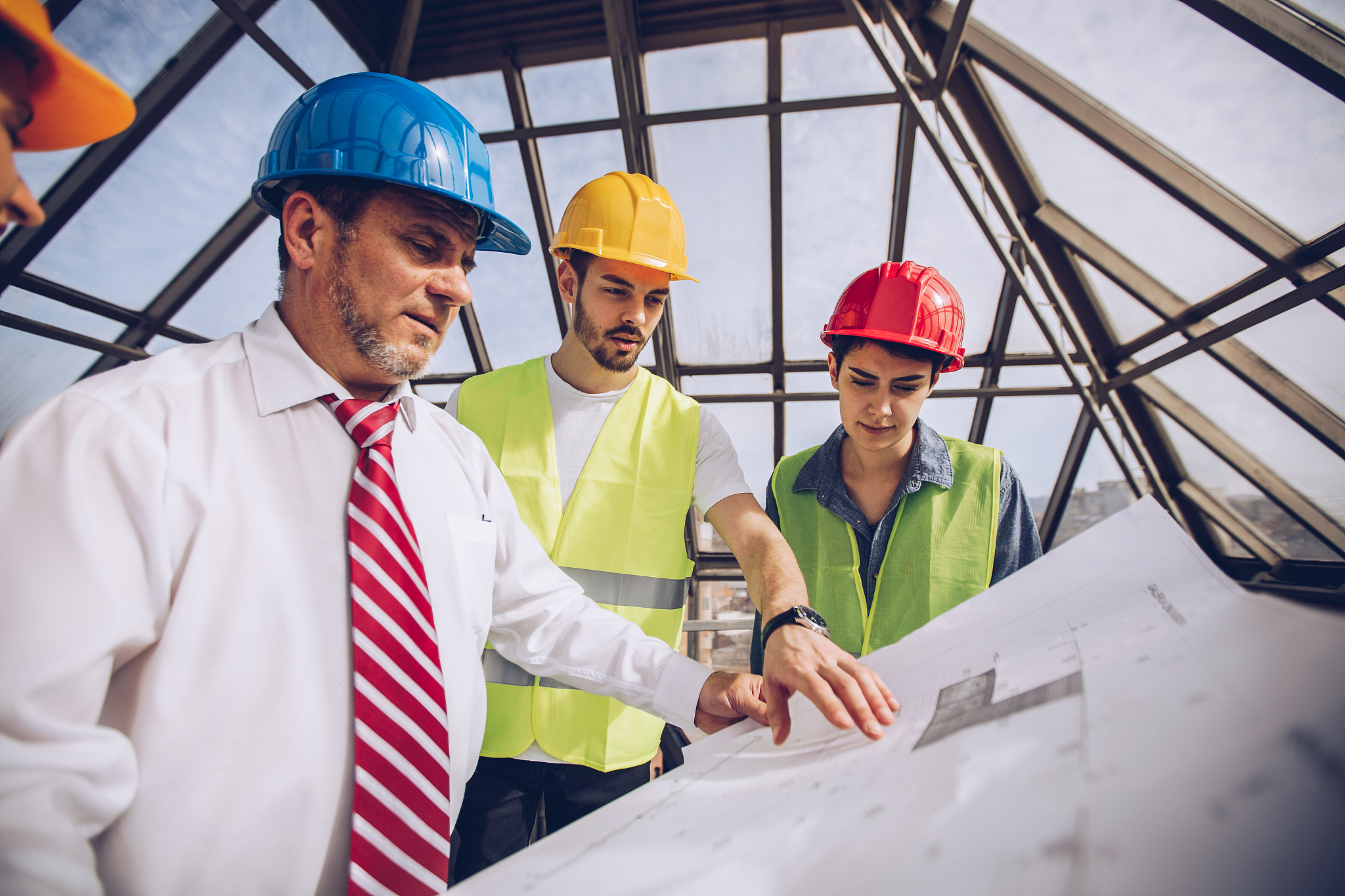 你的角色是建筑施工技术员岗位的实习生，写一下通过建筑施工技术员实习后的心得和体会，不少于2000字。