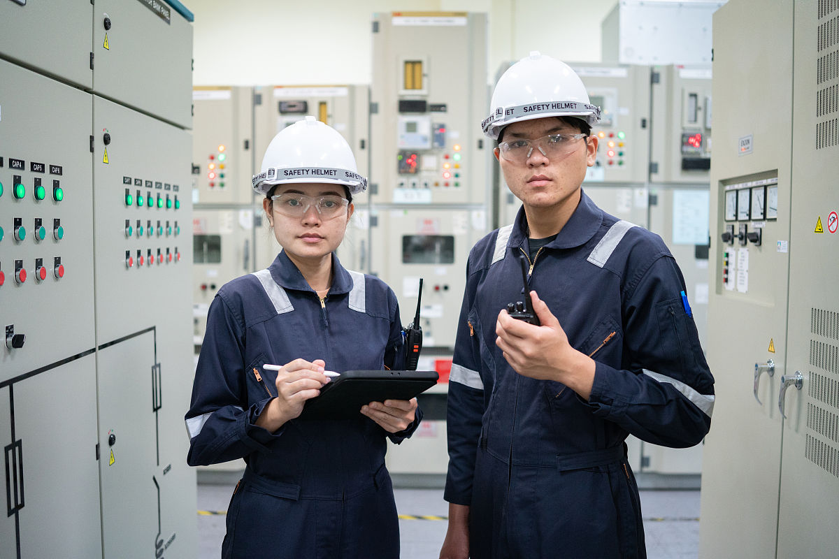 希望你是一名优秀的电气工程本科生参观实习与专业相关的企业后后结合专业知识作出1000字总结