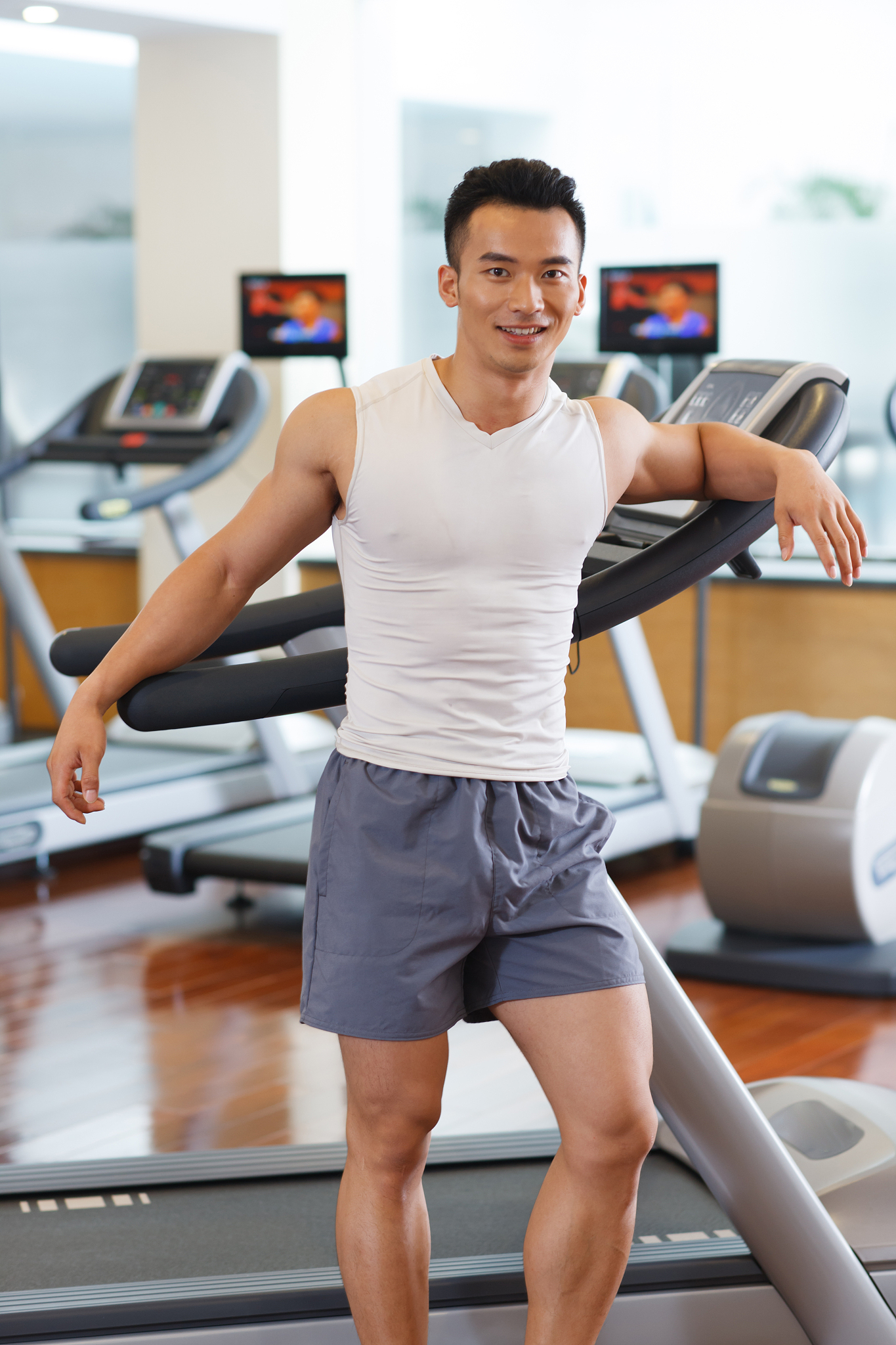 青年男人健身