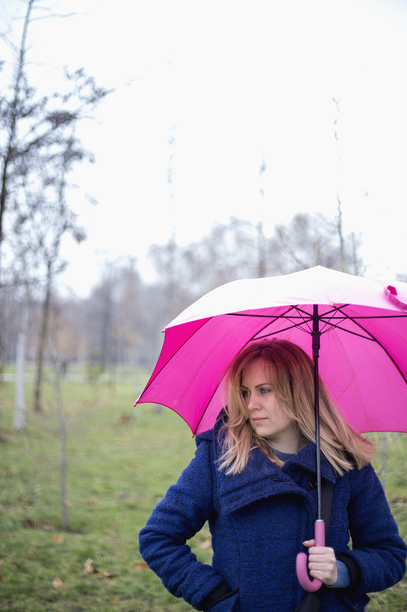 在广阔的草原上一个可爱的女孩在雨中拿着伞探索奔跑 英文翻译