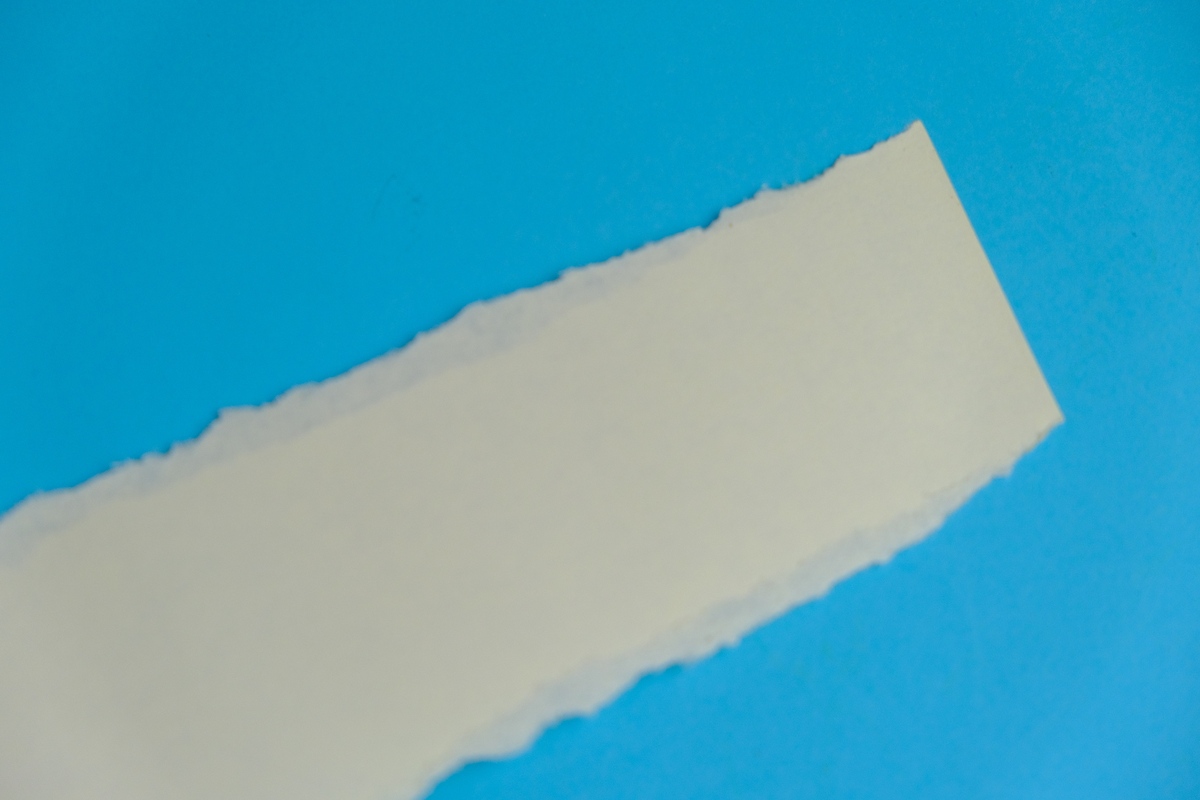 有什么物质是可以分散在水中然后施加到无纺布上进行加热烘干该物质凝胶化的？一种可以分散在水中然后施加到无纺布上进行加热烘干凝胶化的物质是聚丙烯酸钠Sodium Polyacrylate。这种物质是一种高分子化合物可以在水中形成凝胶具有吸水性和保湿性在许多应用中被用作吸水剂、保湿剂和增稠剂。在无纺布制造中聚丙烯酸钠可以被加入到纤维中然后在加热烘干时凝胶化从而形成具有吸水性和保湿性的无纺布。还有没其他物