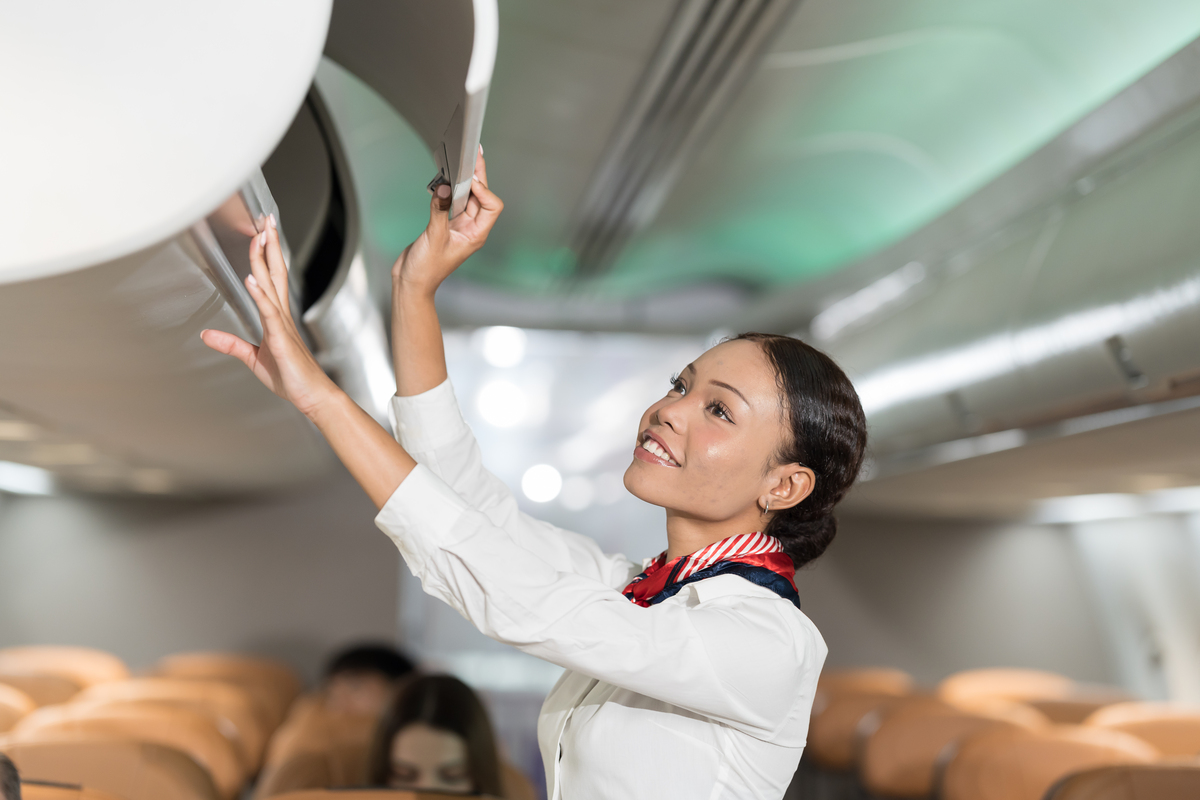 空乘教你如何应对空中颠簸：避免惊慌，轻松应对