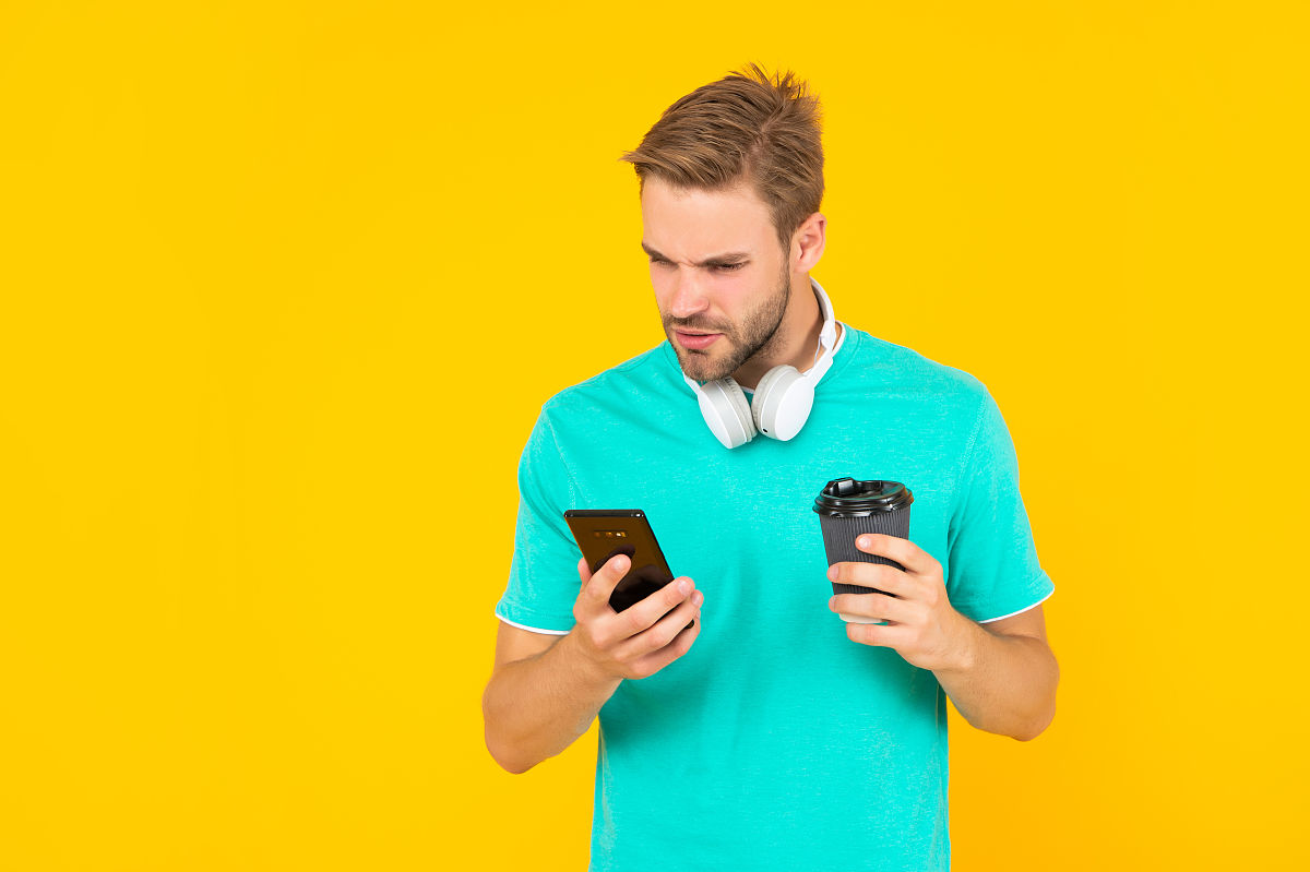 我因为没有理解女朋友的观点导致两人意见不和同时我又两天没有主动讲话我应该怎么发信息向她道歉